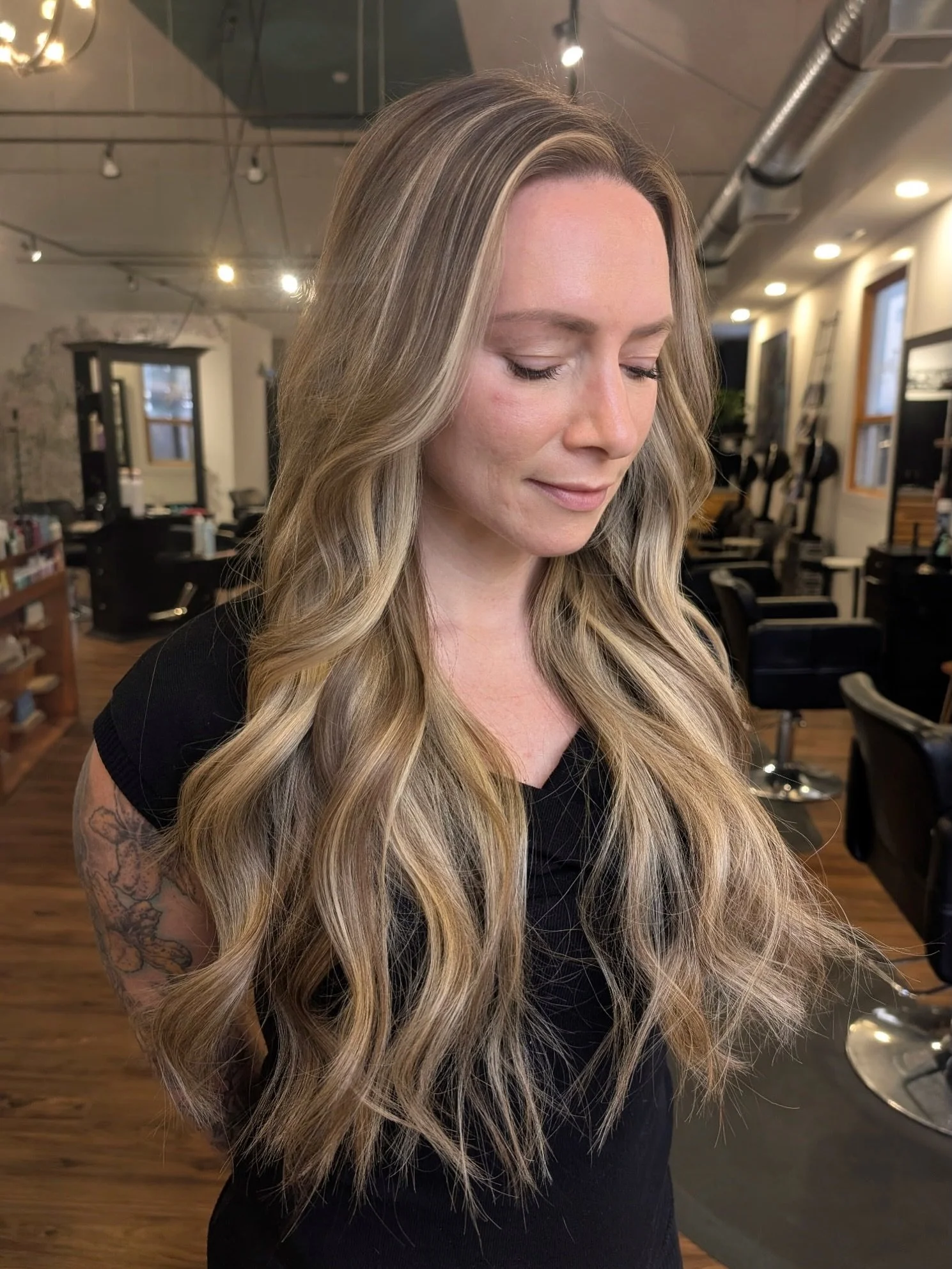 Your dream hair, but better 🌙

@hairbyalexandra403 specializes in creating natural looking extension transformations customized to your hair, lifestyle, and maintenance goals.

For this look, she created soft dimensional blonde using partial foil ba