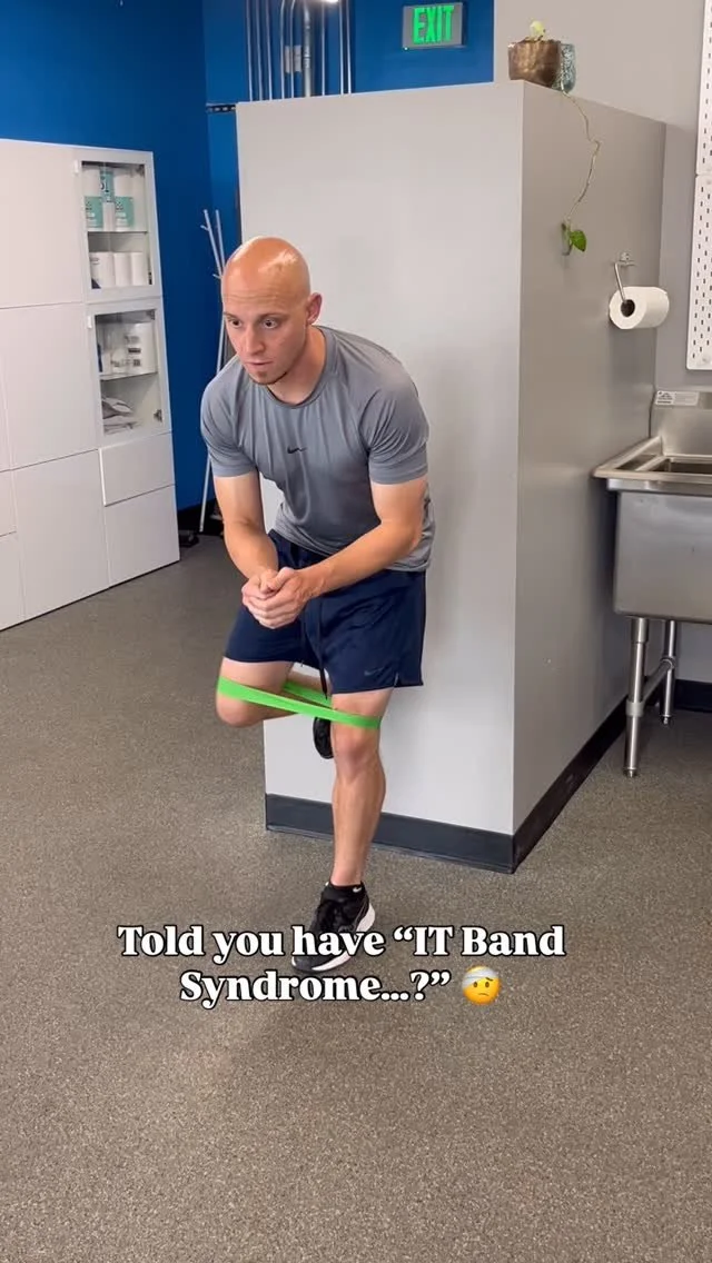 🎯 IT Band Syndrome Rehab — Stop the Lateral Knee Pain!
If your outer knee burns when you run, squat, or cycle, your IT band might be sending you an SOS.
Here’s how to calm it down & get back to training:
✅ Strengthen the Weak Links