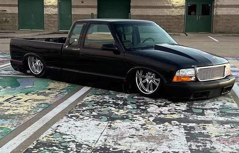 Happy New Year&rsquo;s everyone ! Let&rsquo;s make 2024 a good one 🍻

@joshdoss13 &lsquo;s beautiful bagged Extended Cab 🔥

Visit us at S10LIFE.ORG
#S10LIFE
___________________________________

#s10 #squarebody #gmc #chevy #chevorlet #dragracing #c