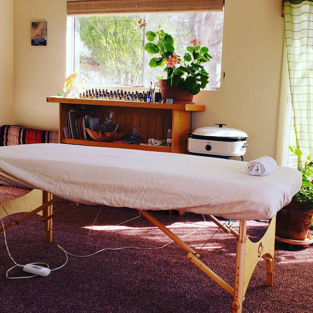 Getting set up for a reflexology session in the studio 💚
#myhappyplace
#reflexology 
#aromatherapy