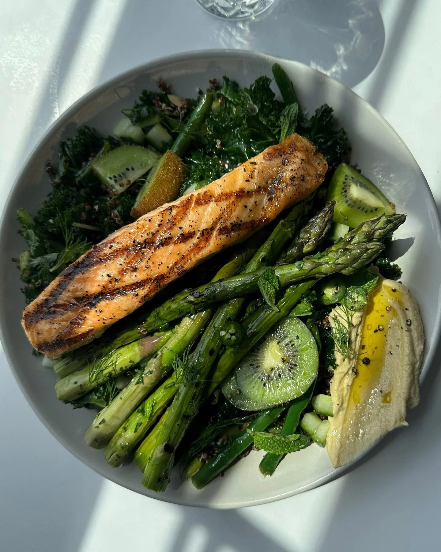 ✨ENERGIZE YOUR BODY, ELEVATE YOUR WEEK✨ 
Nourishment should feel effortless. This vibrant, plant-forward plate is designed to awaken your senses, fuel your body, and bring a touch of gorgeousness to your everyday. Pro tip: Meal prep your proteins, gr