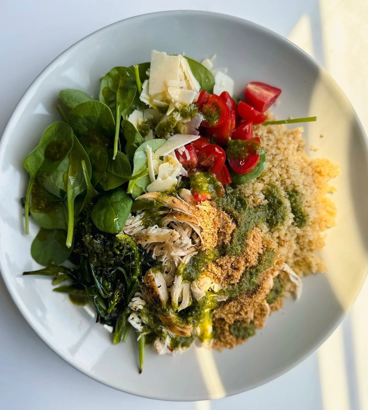 CHICKEN PESTO PARM BOWL 🤌 gf, df optional 

REFRESHMENT MEETS SATISFACTION &mdash; WHY OUR CLIENTS ARE OBSESSED WITH THIS RECIPE THIS SUMMER 

INGREDIENTS&nbsp;
4 cups organic spinach
2 cups water
1 cup @wholefoods organic quinoa
1 cup organic cherr