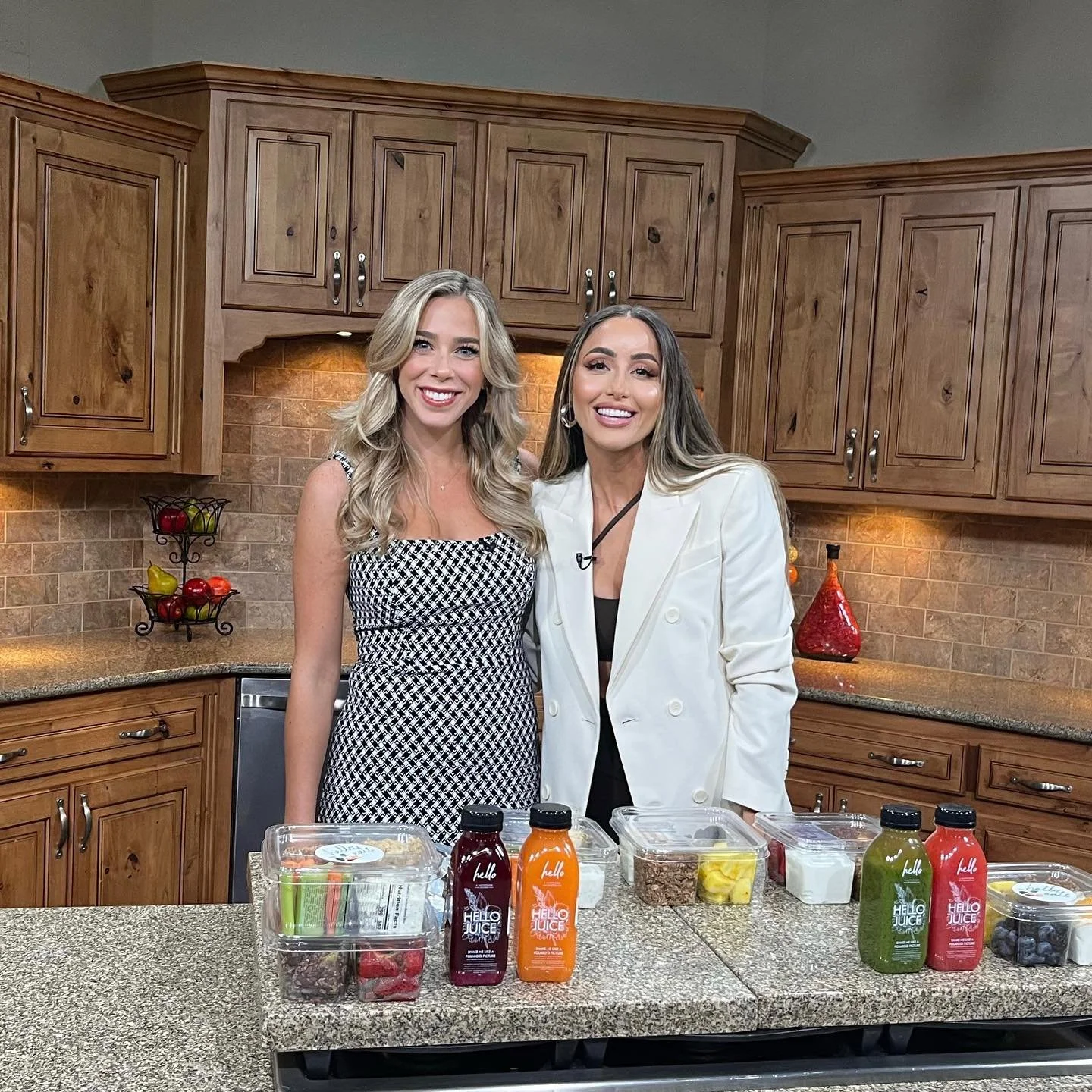 ✨🎥 BREAKING NEWS 📰 ✨

Had the absolute BEST time yesterday at @ksdknews with @marycaltridertv, sharing the news of @hellojuicestl&rsquo;s high-protein bento boxes and curated snacks!✨All with complete nutrition labels for transparency so you can hi