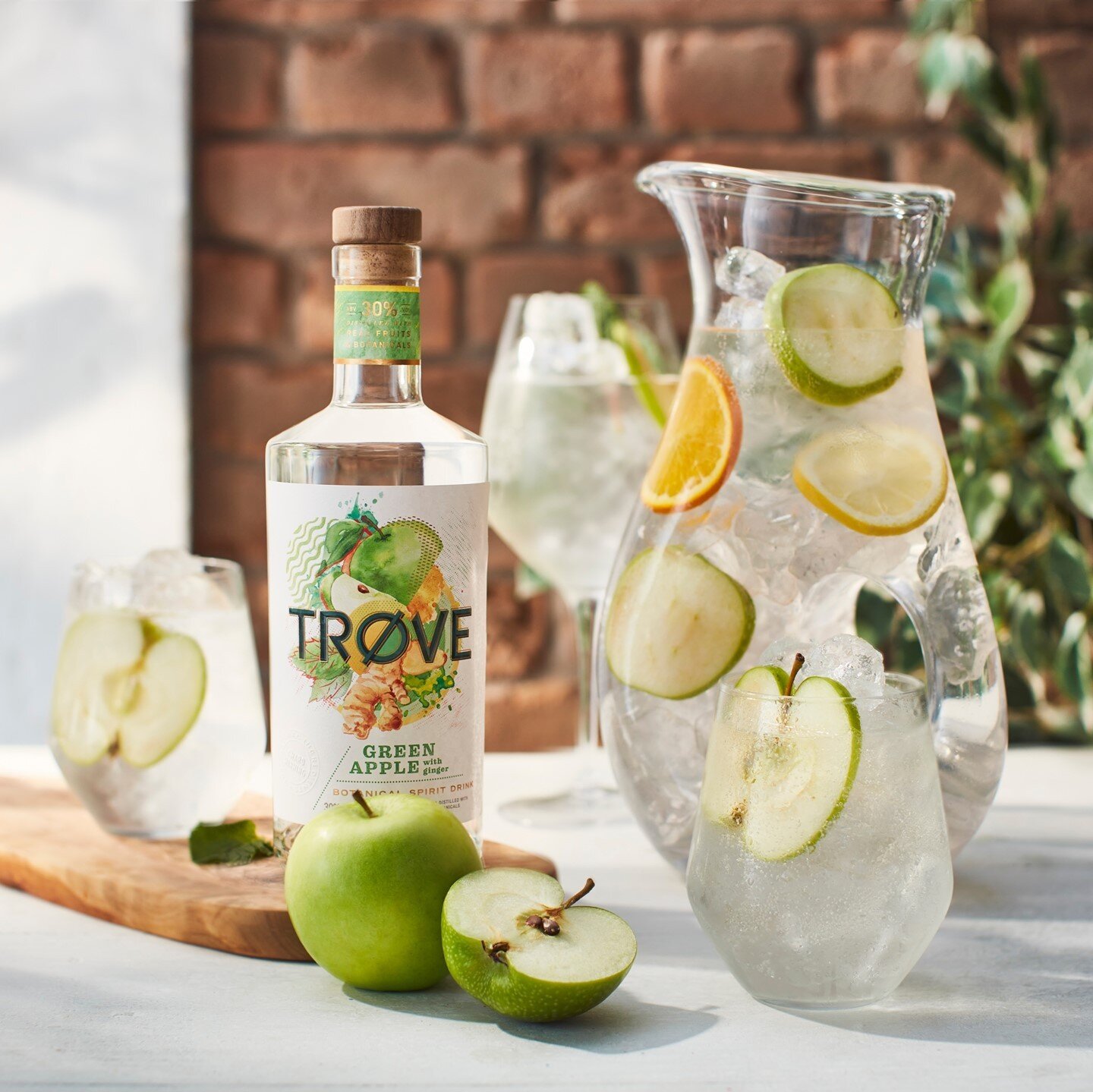 Need an easy crowd pleaser for the weekend?⁠
⁠
Serve up a jug of sunshine, otherwise known as TR&Oslash;VE Green Apple and tonic ☀️ ⁠ ⁠
⁠
PLUS, you can grab a bottle for just &pound;20 this week, link in bio 👆⁠
⁠
#trove #drinktrove #sunshine #bankho