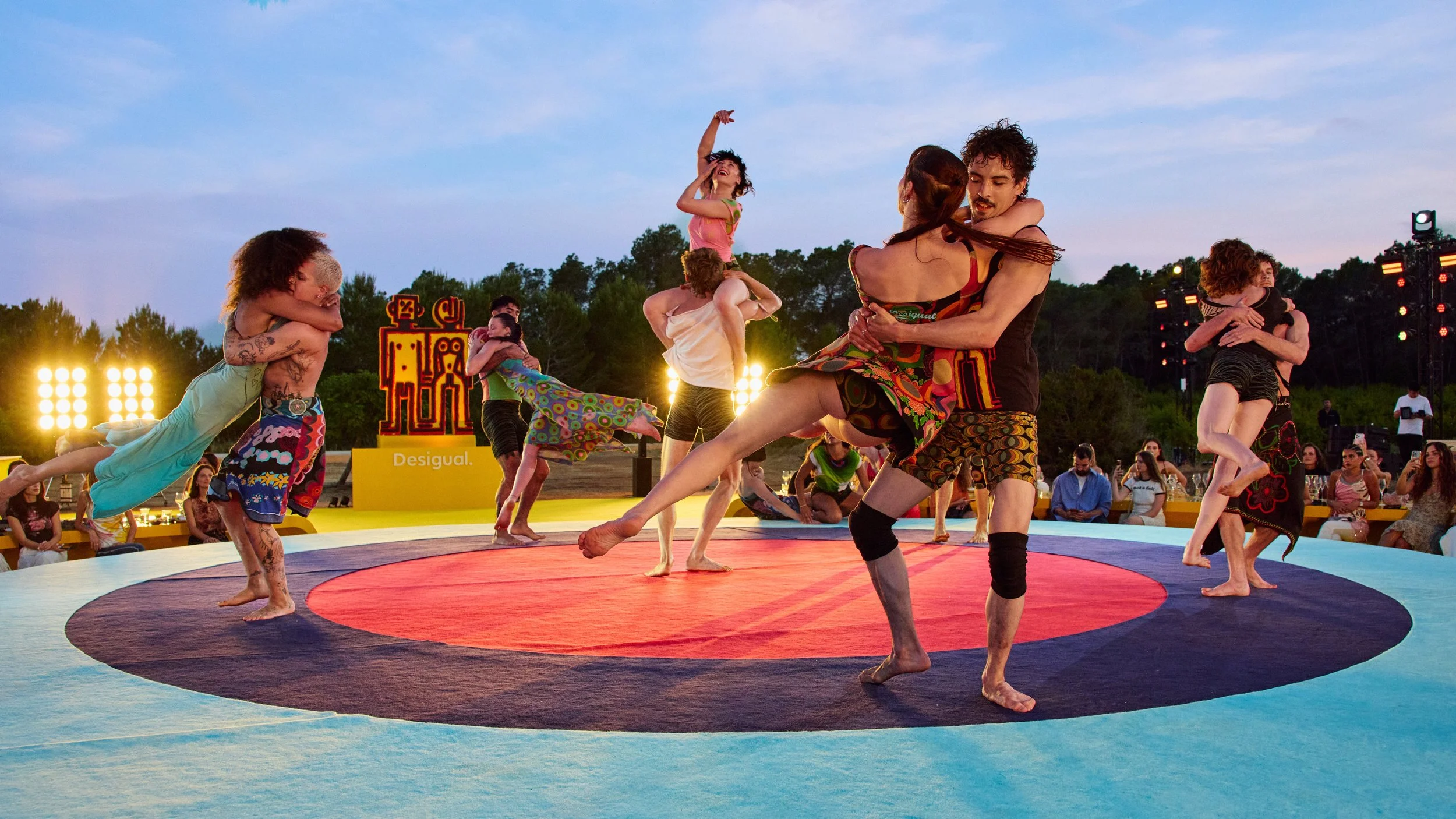 DESIGUAL x PEOPLE WATCHING