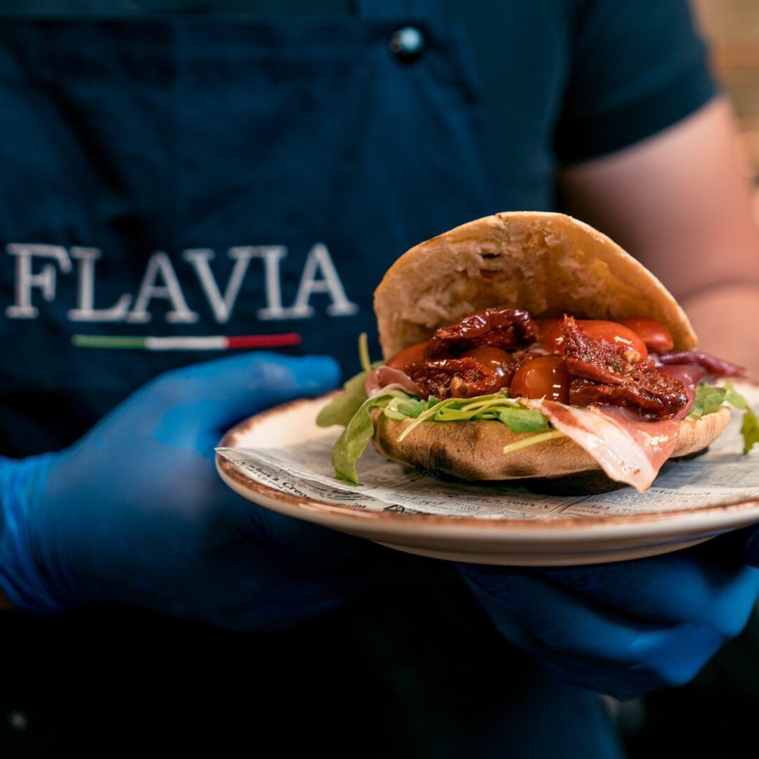 Hoy os presentamos lo nuevo de Piccola Flavia, PUCCIA FLAVIA. ⭐
Se trata de un pan fresco y hecho en casa, relleno de burrata, jam&oacute;n de Parma, tomatitos, r&uacute;cula y salsa de pesto. 🇮🇹 &iexcl;No vas a poder resistirte!

#MercadodeSanAnt&