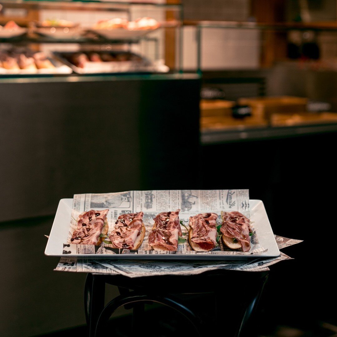 Para los amantes del embutido&hellip; ❤️&iquest;Has probado ya nuestra variedad de pinchos? 
Est&aacute;n elaborados con ingredientes importados directamente desde Italia 🇮🇹 &iexcl;Encu&eacute;ntranos en el puesto 23 del #MercadodeSanAnt&oacute;n! 