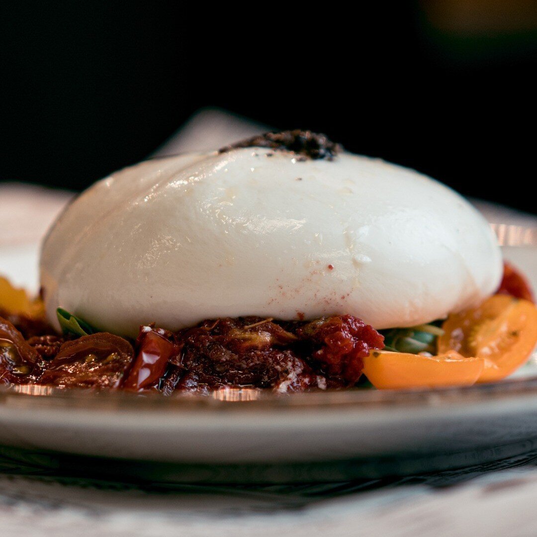 En Flavia estamos orgullosos de afirmar que ofrecemos la #BURRATA m&aacute;s cremosa del mercado🤤. La servimos siempre con tomatitos y un sabroso toque de trufa.
 &iexcl;No esperes m&aacute;s para venir a probarla! 🇮🇹
https://www.flaviamadrid.com/