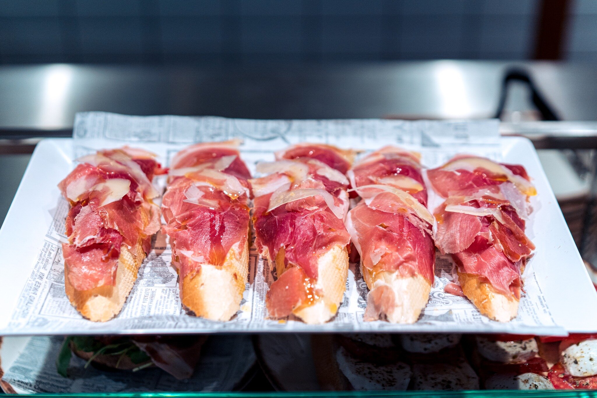 Finde de pinchos y buen rollo en el #MercadoDeSanAnt&oacute;n! En el puesto 23 te esperan un mont&oacute;n de platos importados directamente desde Italia 🤌🏼🇮🇹

#madrid #comida #streetfood