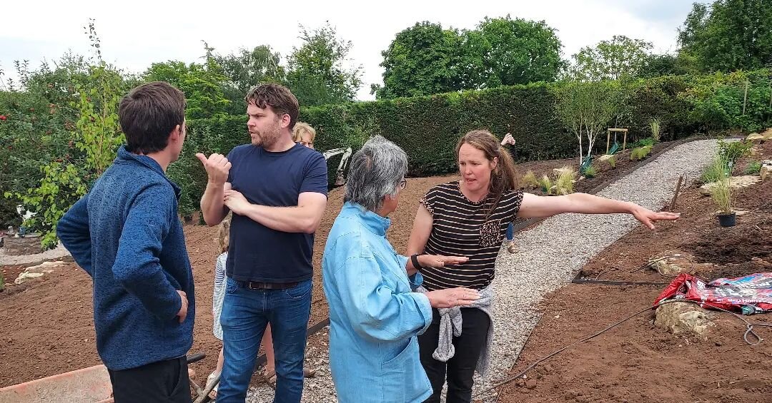 The wonderful @jekkamcvicar and @a.mcvicar paying a visit to the garden to offer the equally wonderful garden designer #lizzywheatley help, advice and encouragement. 
The Eggleton family also on hand to see the progress and give such valuable guidanc