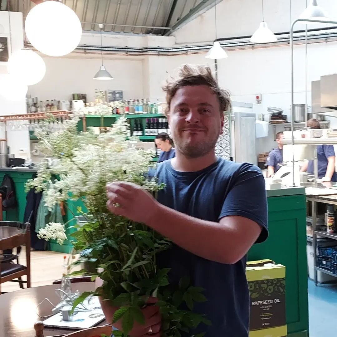 Meadow sweet, Chef Hugo and @theponynorthstreet, what a lovely combination. #meadowsweet foraged from the lanes around @theponychewvalley, a lovely second flush of blooms from verges left uncut all season.
#foragedfood
@hugoharvey9 
#rainwater
#asfre