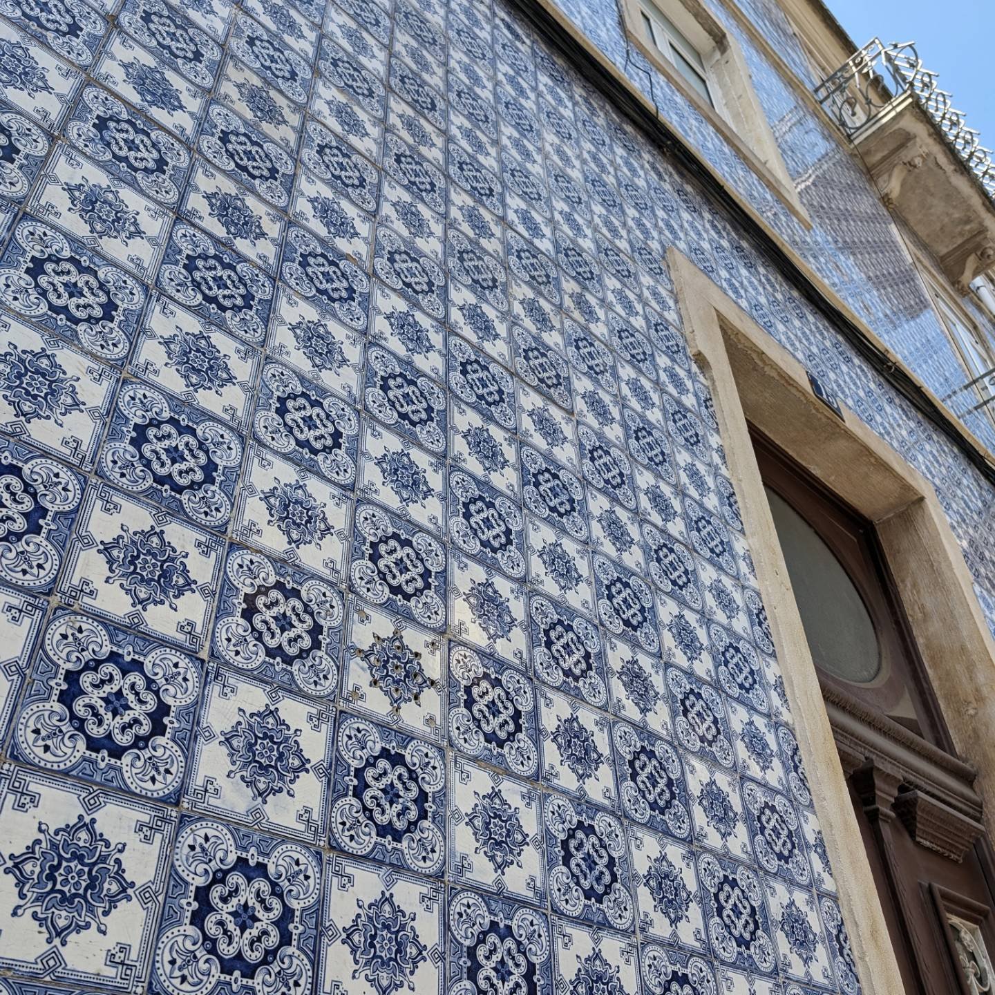 Just falling in love with the colours and hand-painter tile art of Lisbon ❤️

#lisbon #portugal #lisboa #travel #visitportugal #lisbonne #lisbonlovers #europe #photography #visitlisbon #lisbonportugal #travelphotography #lissabon #lisbona #ig #pt #am