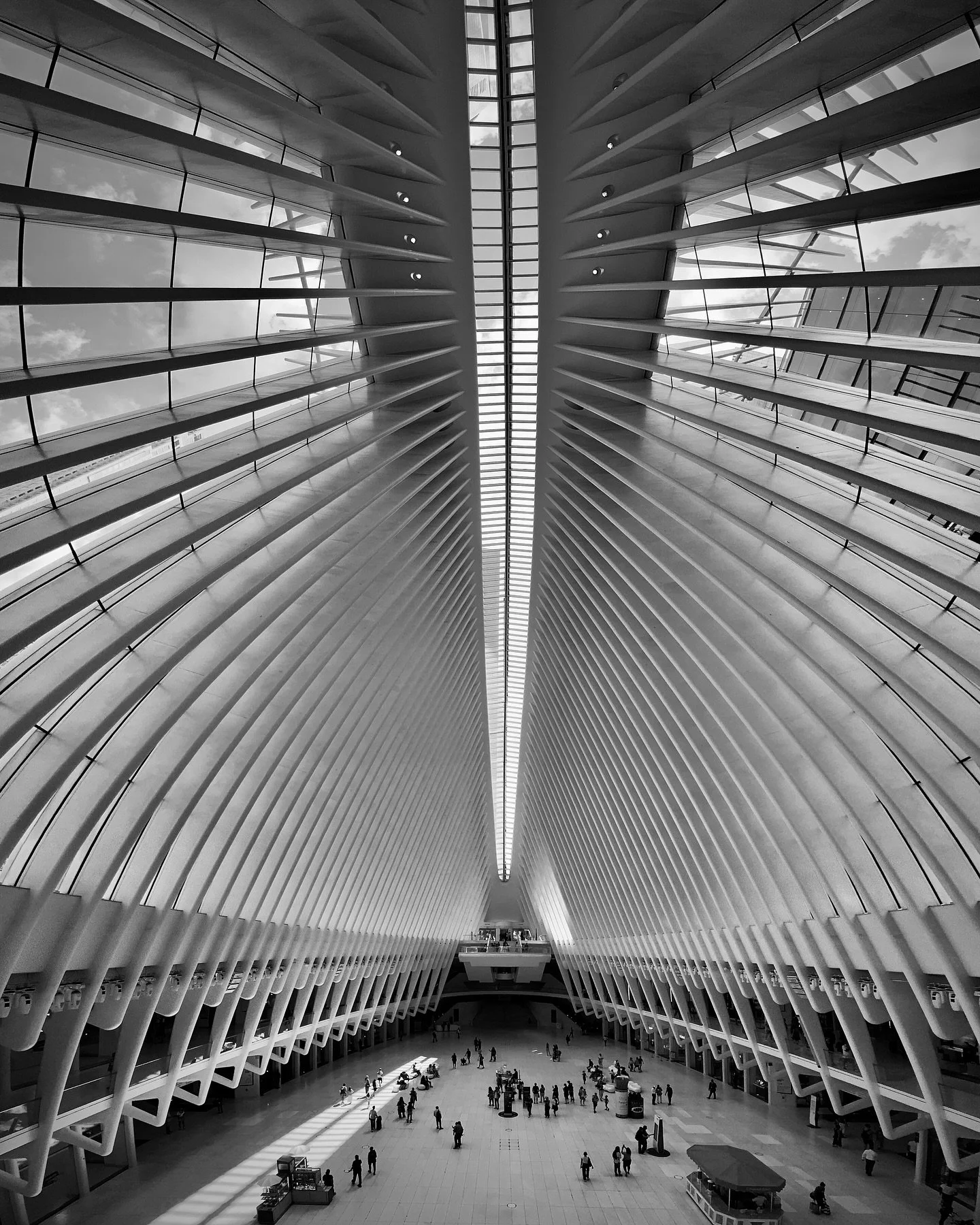 The Oculus at the World Trade Center, a masterful creation by Spanish architect Santiago Calatrava (@calatravaofficial), is a breathtaking blend of structural beauty and immersive symmetry. The sweeping white ribs soar skyward, interlocking in a way