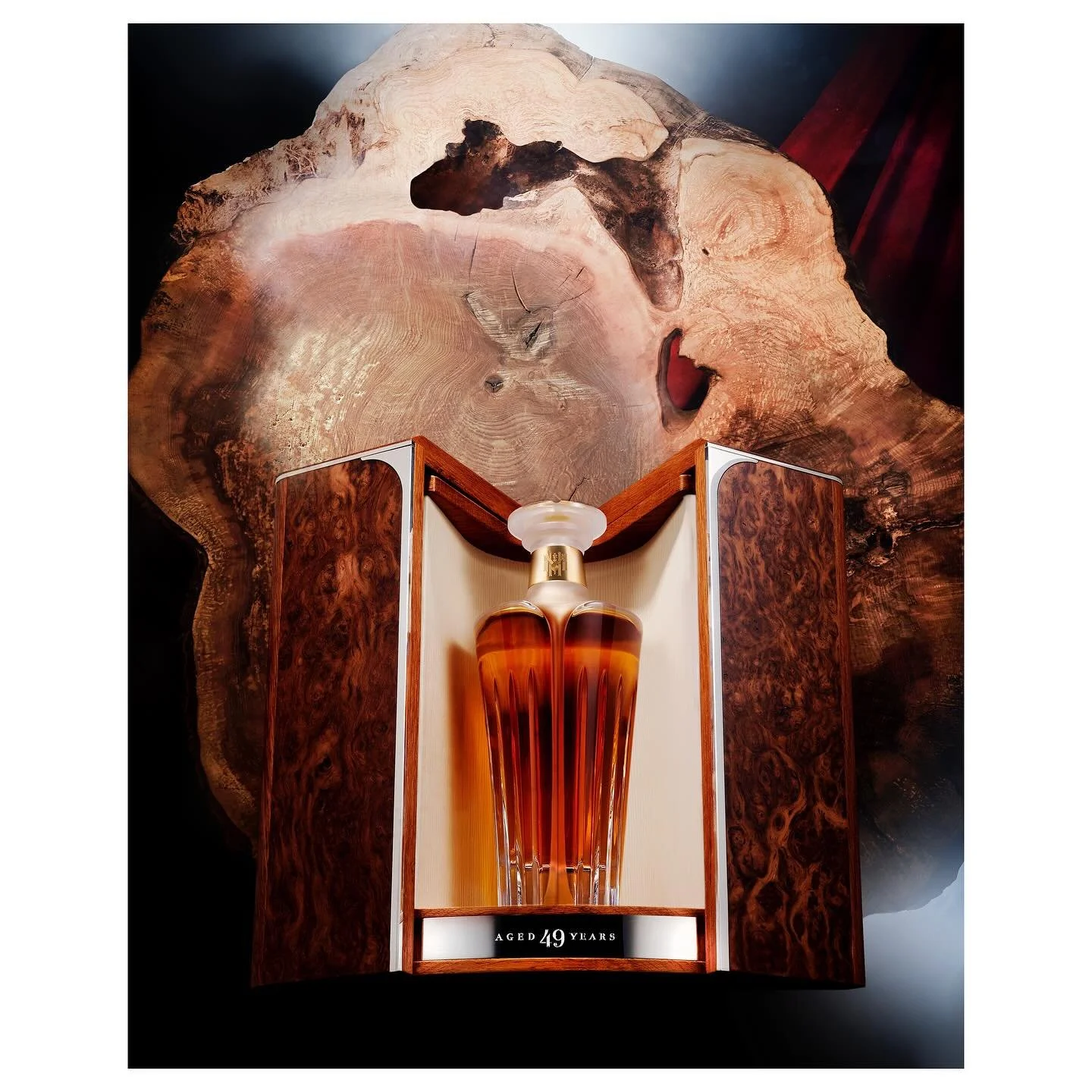 The meticulously handcrafted Tiger Oak Burr presentation case we created for the 5th chapter of @midletonveryrare “Silent Distillery Collection”.
Oak was selected in celebration of its pivotal part in helping to create this incredible whi