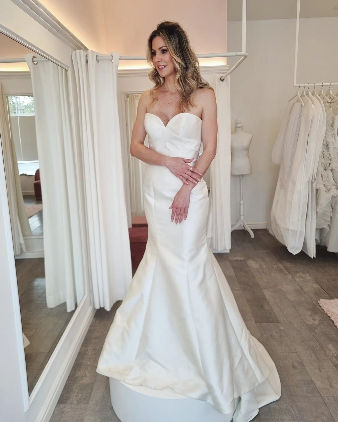 Quem mais a&iacute; &eacute; f&atilde; de um modelo sereia minimalista? 😍

Este foi modelo que levou a nossa noiva Daniela no seu casamento no Equador 💜

Venha conhecer todos os nossos vestidos, agende j&aacute; a sua visita!

#vestidosdenoiva