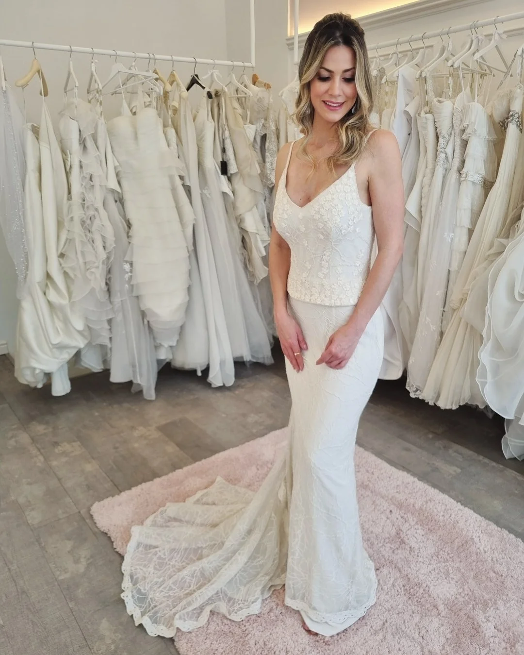 Qual &eacute; a defini&ccedil;&atilde;o de vintage? &Eacute; mesmo este vestido! 🤍✨🥂