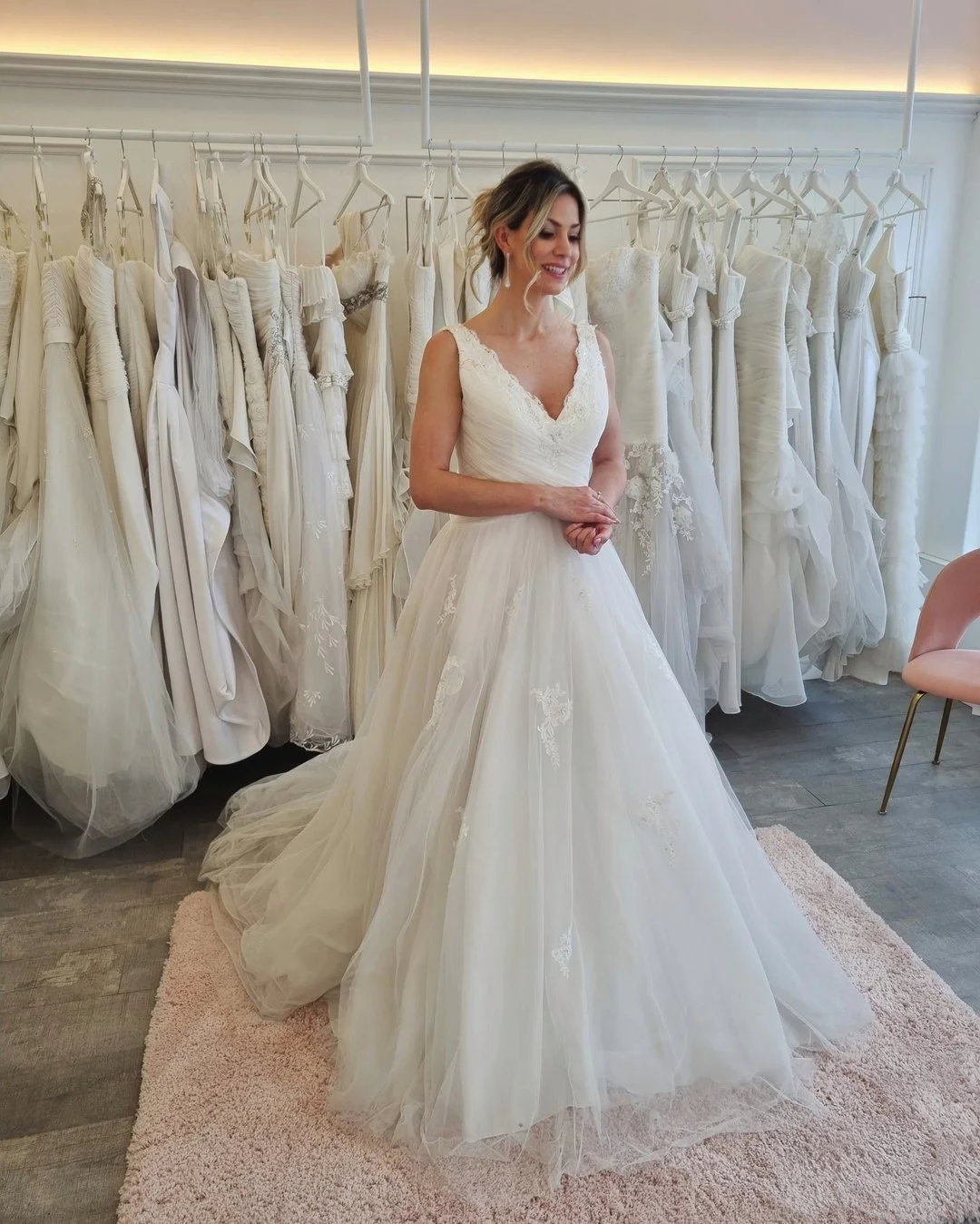 Amado pelas noivas, o estilo princesa reina absoluto 😍​​​​​​​​​
O nosso modelo Santorini &eacute; simplesmente deslumbrante! Rom&acirc;ntico e delicado na medida certa.

Venha visitar-nos! Agendamentos na bio.

Na foto a linda @romaia_hair com produ