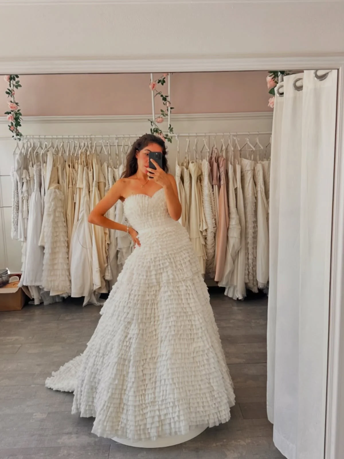✨ Campanha de Inaugura&ccedil;&atilde;o ✨

O vestido perfeito para esta temporada est&aacute; &agrave; sua espera! 🤍

Para celebrar a nossa inaugura&ccedil;&atilde;o, este modelo est&aacute; com 50% de desconto por tempo limitado. 🛍️

Passe pela no