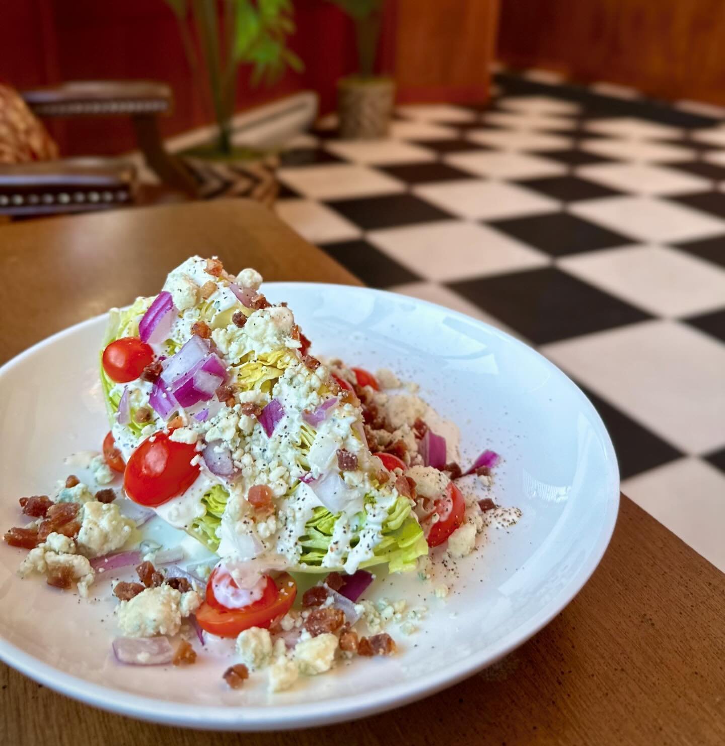 bright, crunchy bites on this beautiful spring day ☀️ 

WEDGE &bull; iceberg lettuce, cherry tomato, red onion, crispy pancetta, gorgonzola, buttermilk dressing 🥬 

____
#nocinoroc #salad #springtime #eastviewmall