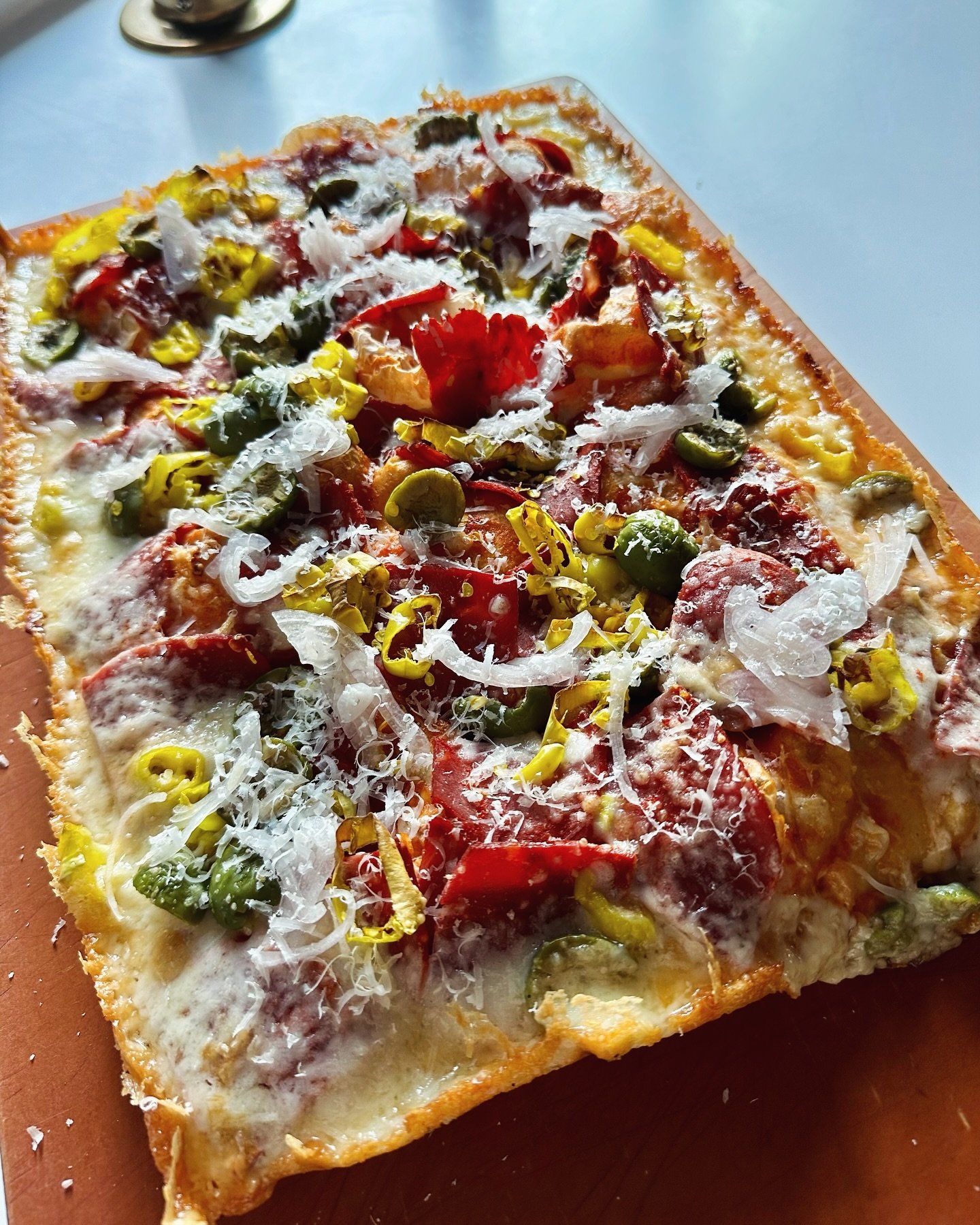 pan pizza for the people 👌✨ 

CAPOCOLLO PAN PIZZA &bull; peperoncini, castelvetrano, shallot, ricotta, red pepper agrodolce 🌿 

____
#brancamidtown #panpizza #detroitstylepizza #pizza #downtownrochester
