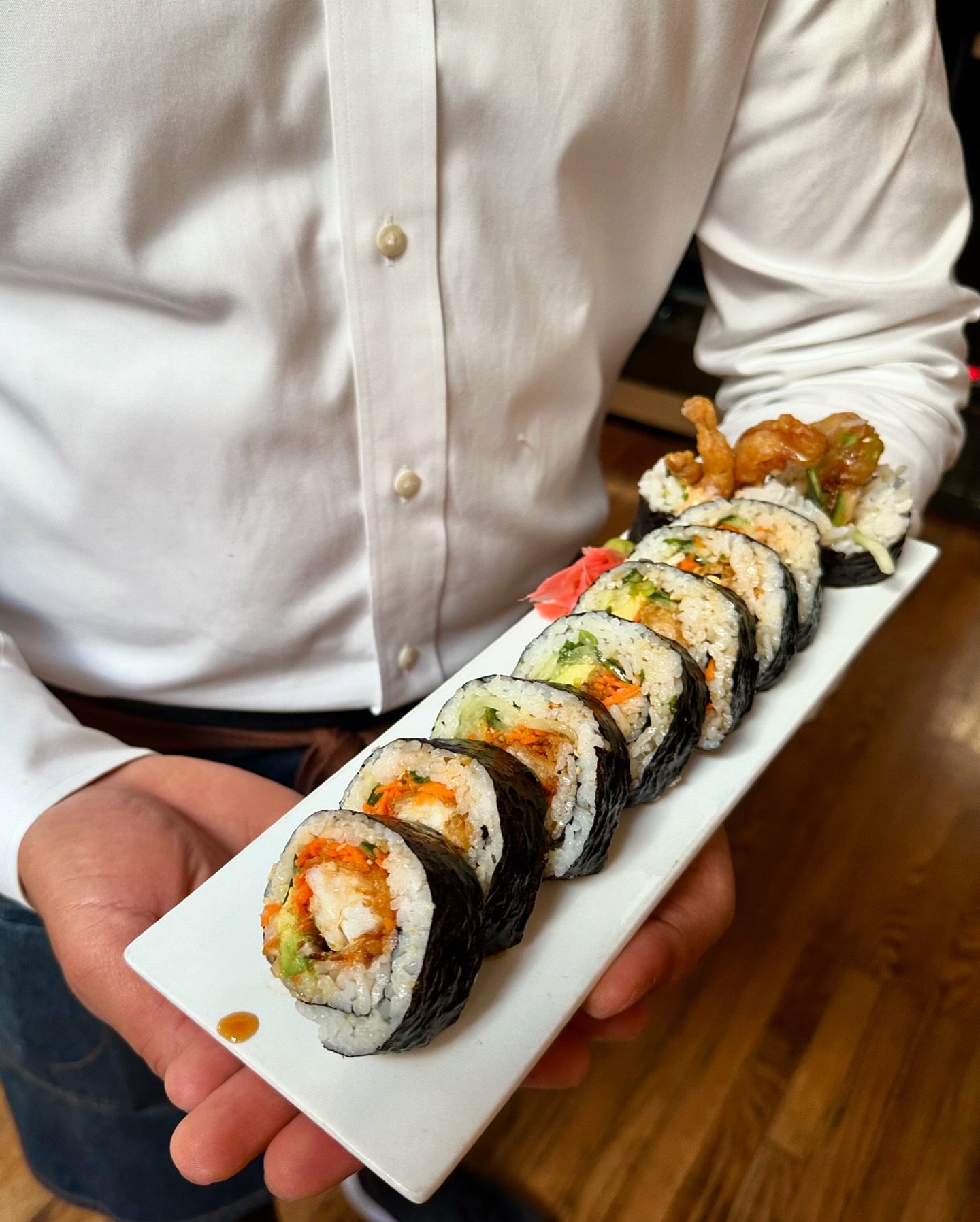 sushi special! 🧜&zwj;♀️

Spider Roll &bull; soft shell crab, avocado, cucumber, pickled carrot, scallion, fried garlic, kabayaki, spicy mayo 🦀 

*available while supplies last 🏃&zwj;♀️ 

_____
#velvetbellyroc #special #seafood #weekendvibes #roche