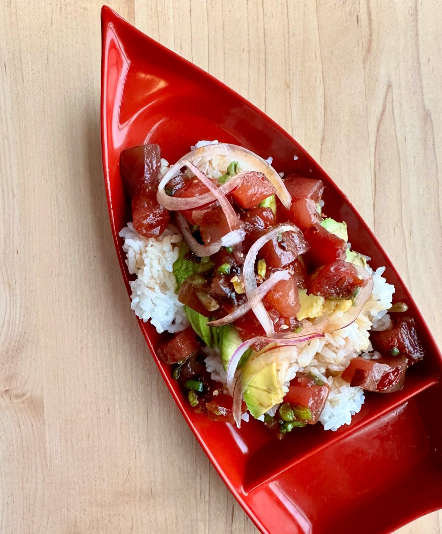 Wayward Wednesday bites 🍣 🌾 

Spicy Ahi Tuna Poke Bowl &bull; habanero chile crisp, avocado, red onion, kabayaki, rice

____
#velvetbellyroc #tiki #happyhour #specials #tochesterpublicmarket