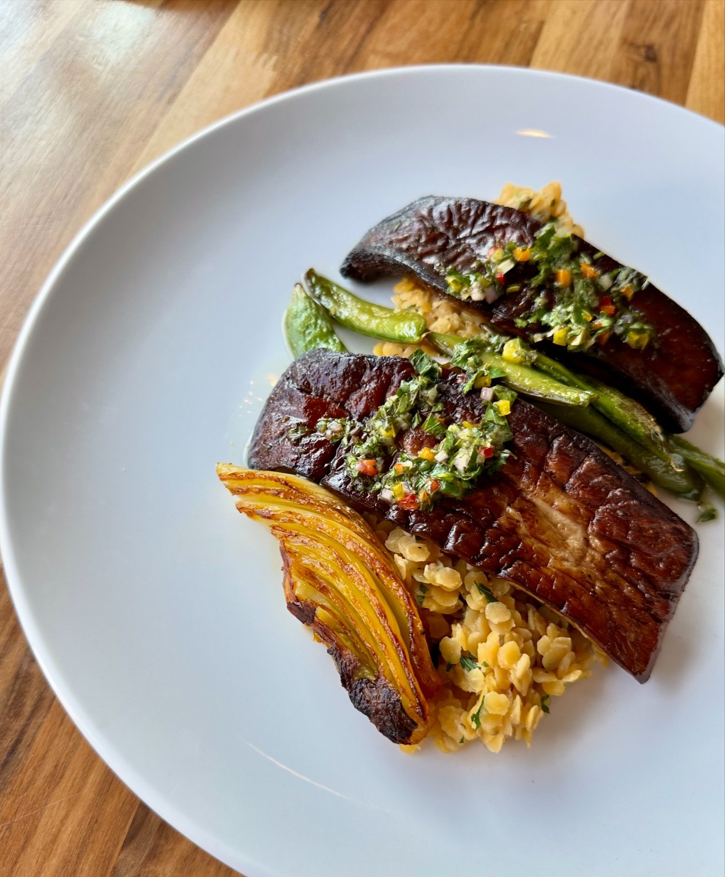living life on the veg 🌱 
&bull; smoked king oyster mushroom, snap peas, red lentil, saffron fennel, salsa crudo ✨