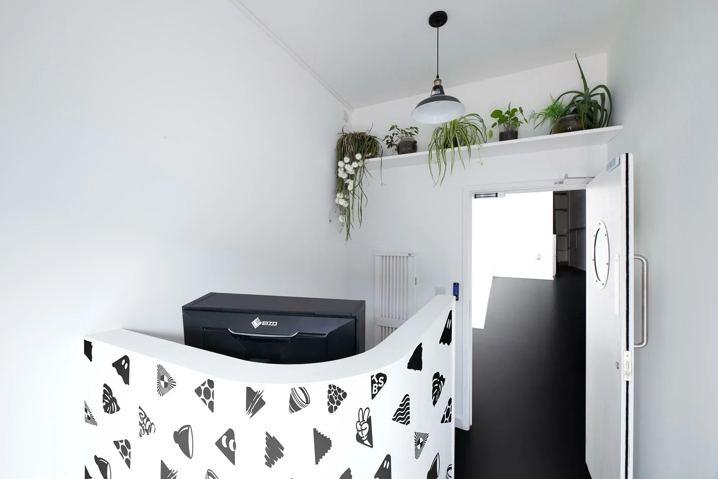 The full-service studio for Sussex.  Your space to create.

A clean and welcoming place to shoot and visit on the Sussex coast. 
We&rsquo;re perfectly situated a short drive from Brighton city centre, Seaford Head and the Sussex Downs and only a stro