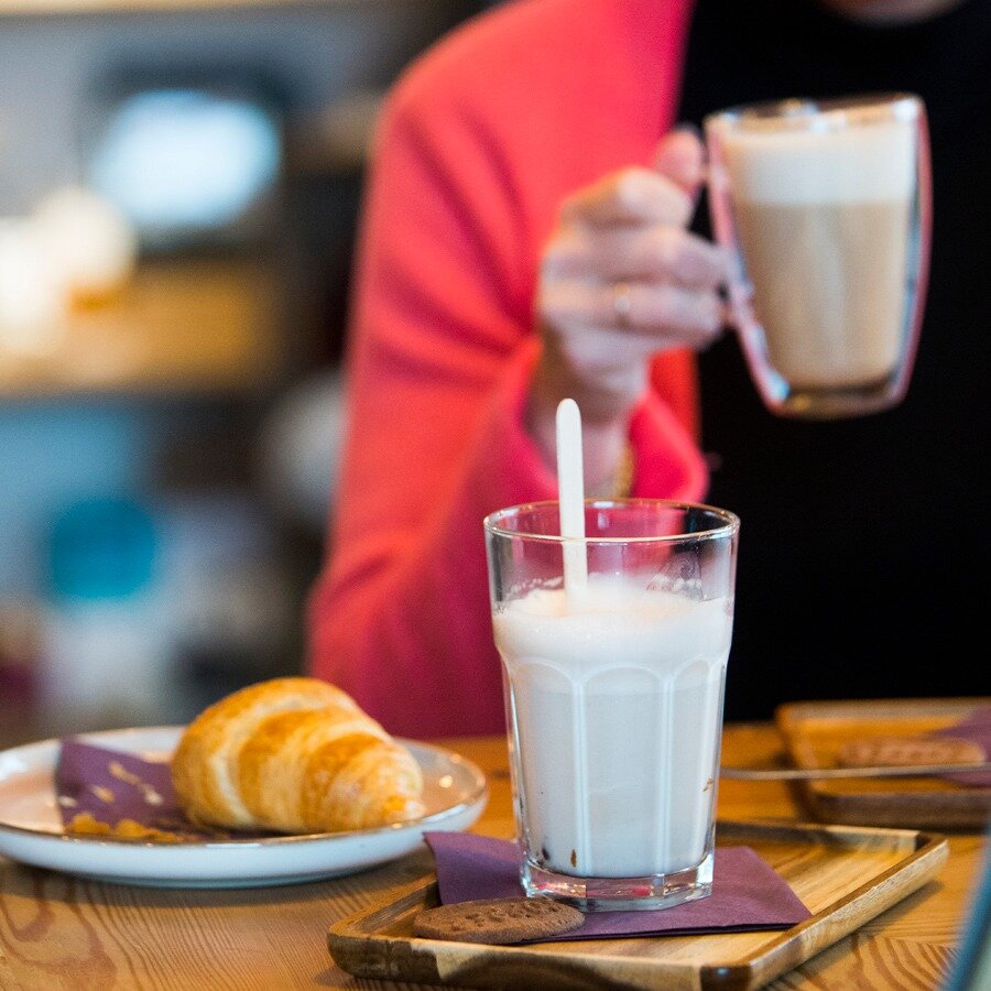 We lighten up your day 🤩
Met warme chocolademelk, een vanille chai latte, croissantje, een long black of  latte macchiato...
of een tomatensoepje, een American brownie of stukje frambozentaart. Jummie!!
#foracupofhappycoziness #koffie #thee #chocola