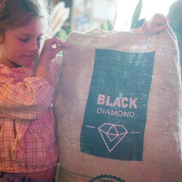 Goed nieuws: De Brazili&euml; Black Diamond is terug beschikbaar!
En hij is gisteren gebrand&hellip; verser kan niet 🔥
☕ SCA-score: 82
☕ Verwerking: Natural
☕ Smaak: rijke body &amp; donkere chocolade
Perfect voor wie houdt van een volle, zachte kof