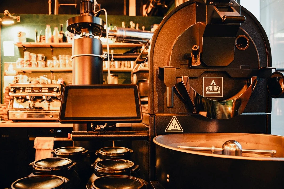 Elke dinsdag draait onze Probat coffee roaster op volle toeren en ruikt het naar versgebrande koffie. 

Onze koffiekaart telt ondertussen:
3 huisblends en 9 origine koffies uit o.a. Brazili&euml;, Nicaragua, Mexico, Tanzania, Indonesi&euml;, Costa Ri