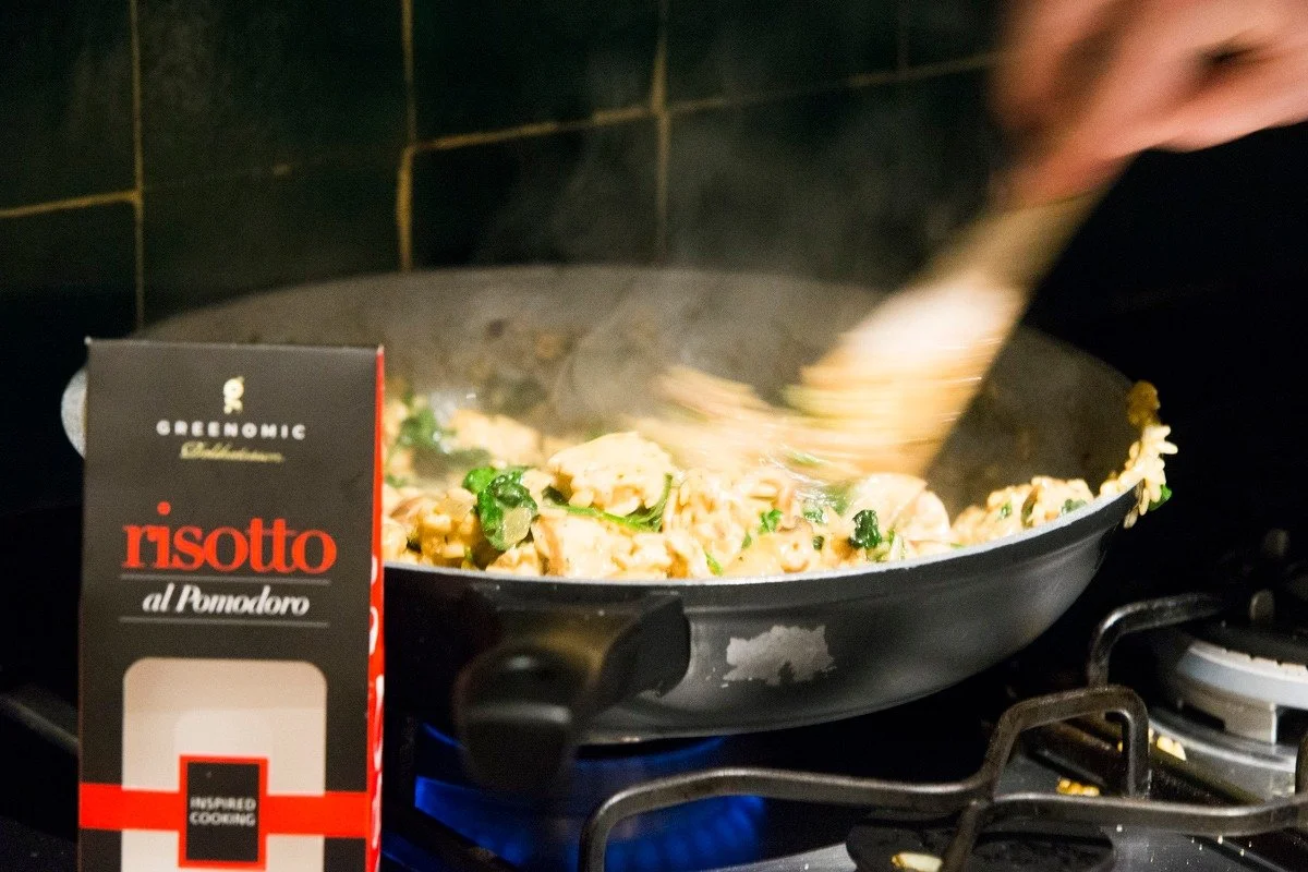 Het perfecte &eacute;&eacute;npansgerecht op woensdag!
Risotto al pomodoro met kip, champignons en spinazie:  makkelijk en  h&eacute;&eacute;l lekker 😋

Daarom noemen we ons een conceptstore 😉
Naast koffie (onze corebusiness ☕️) vind je bij ons ook