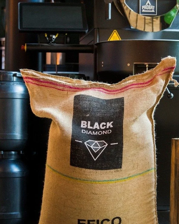 Een zeer populaire koffie voor een espressotoestel is deze Brazili&euml; Black Diamond. Maar ook super lekker voor slow coffee.
Het is een natural koffie,  een koffie waarbij de volledige koffiebes in de zon droogt voor het verwijderen van de schil, 