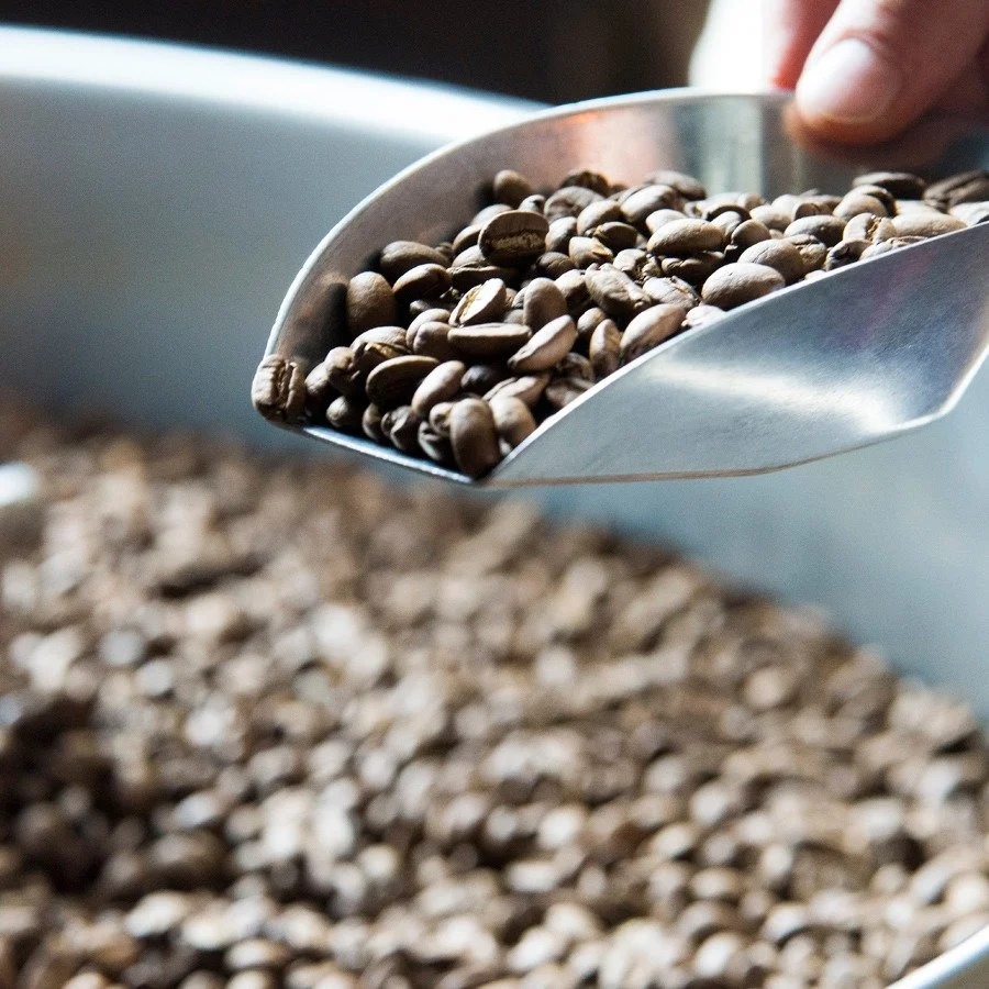 Een koffieboon uit de Dominicaanse republiek herken je direct, een grote mooie boon! Wij hebben een washed koffie uit de regio San jos&eacute; de Ocoa. Smaakprofiel: bruine suiker. Deze koffie draagt het Rainforest Alliance-kenmerk. 
Kom eens langs, 