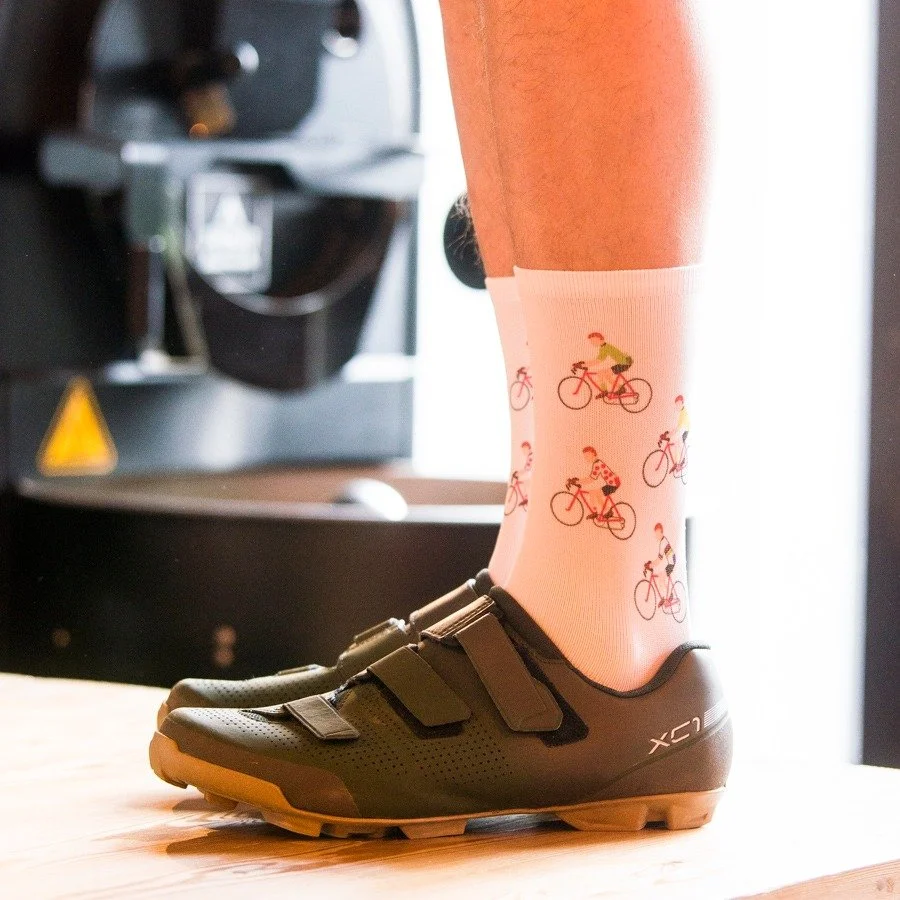 ☕🚴 Koffie en fietsen&hellip; of dat nu wielrennen of mountenbiken is 😜, volgens ons blijft het de ideale combo!
Tom beweert zelfs dat je met een toffe outfit beter fietst. 😅 Awel wat denken jullie dan van deze geweldige sokken van Pedaleur de Char