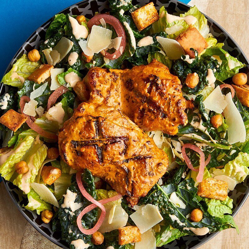 We are sure you&rsquo;ve heard of a chicken kale salad but, have you heard of a Spicy Chicken Kale Salad? @nandosusa did a thing and has created the salad combo that only dreams are made of. With pickled red onion, crispy chickpeas, PERi pita crouton