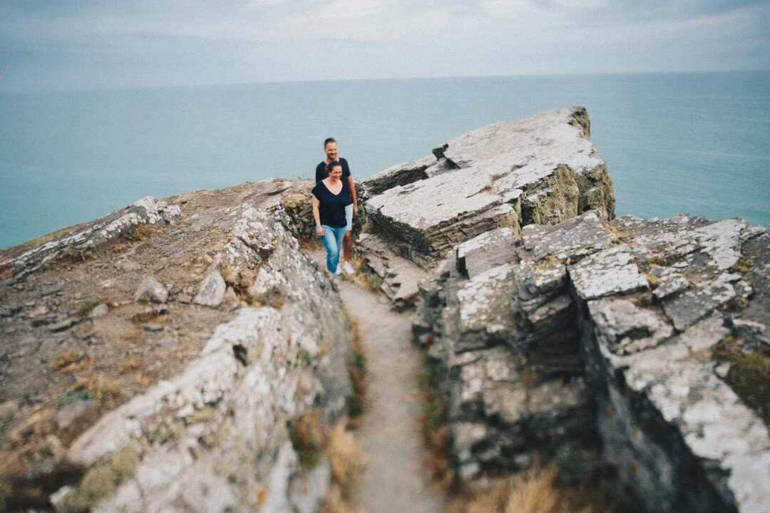 Walking near the sea is really good to breathe the fresh air.

#rfrershair #adventuresession #adventura #fotografodeematrimonio #coupleengagment #elopementadventurephotographer