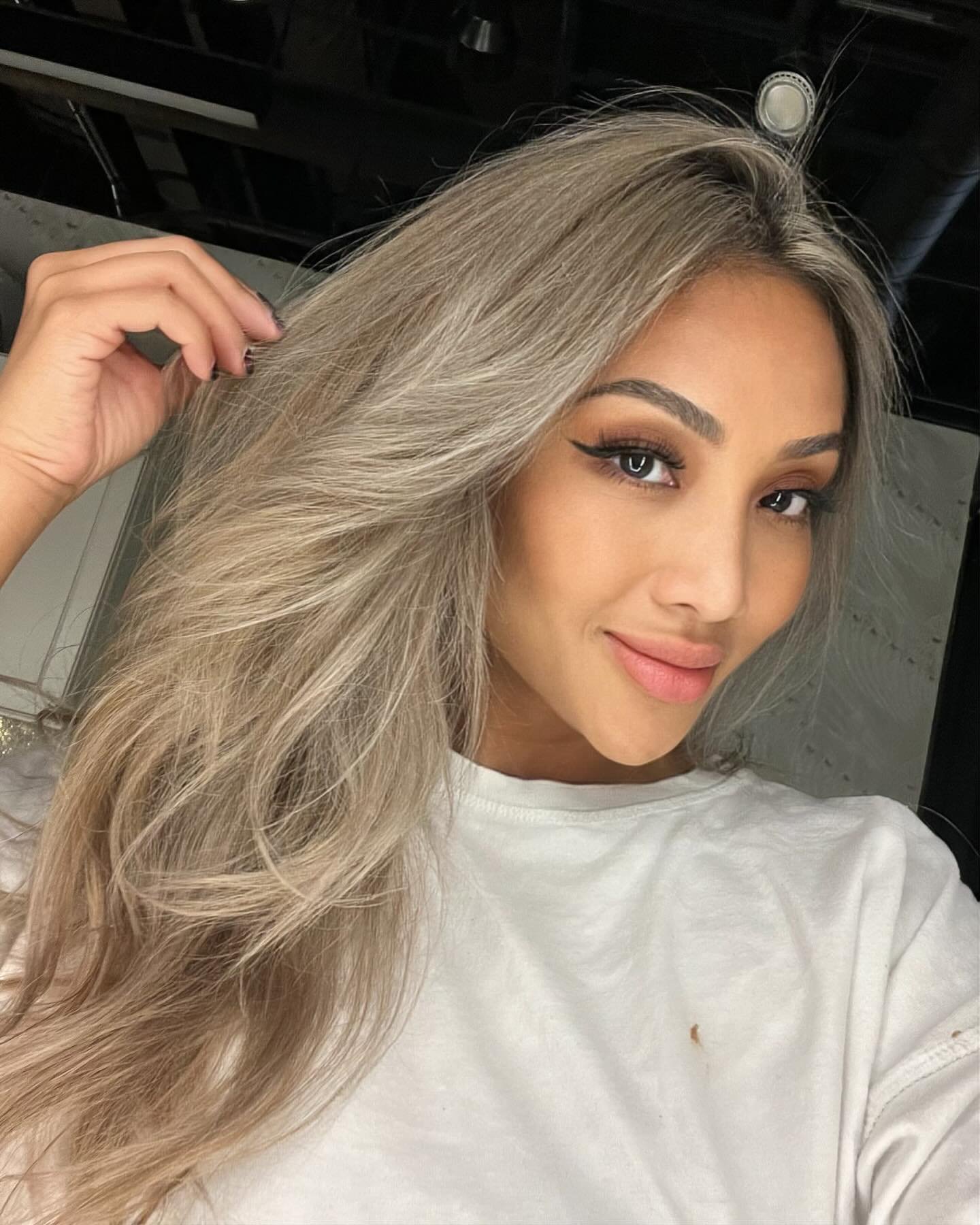 &bull;Visit from this SD 👸&bull; @t.daxox 💋 Her after pics were better than mine! 🍊ya glad you&rsquo;re not as 🍊 now? Book online. Link in bio. 🤍

#blondetransformation #pdxblondespecialist #pdxhairstylist #pdxbalayage #colorcorrection