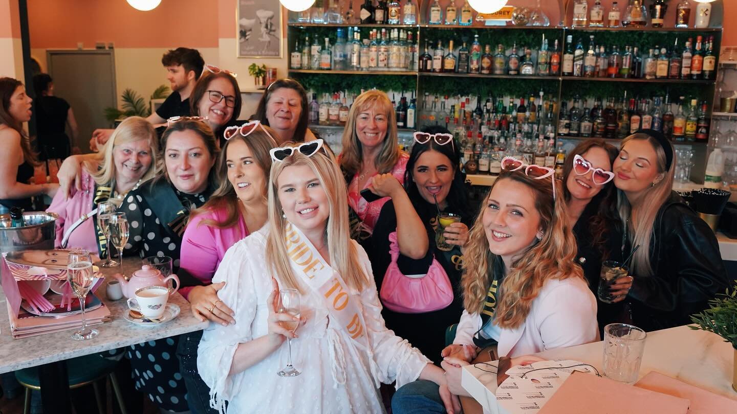 👰&zwj;♀️CALLING ALL 2024 AND 2024 BRIDES

🤯We even have bride neon lights - perfect for that group picture!

💒Have your hen in comfort and style: delicious drinks, fantastic food and impeccable service from Audrey.

We have 3 main options for you 