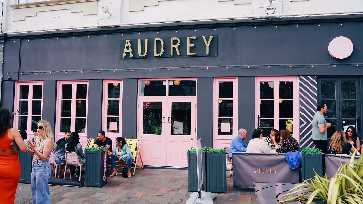 Come enjoy the last of the sunshine here ✨👏👀

We&rsquo;re open til late 🏃&zwj;♀️🌞

AUDREY BAR -
💘 Coffee&rsquo;s until Cocktails 
🌸 Brunch and small plates 
🤙🏼 Bottomless brunch 
🦩 Walk ins welcome 
🧞&zwj;♀️ Wed - Sunday 
📍 Leicester

#lei