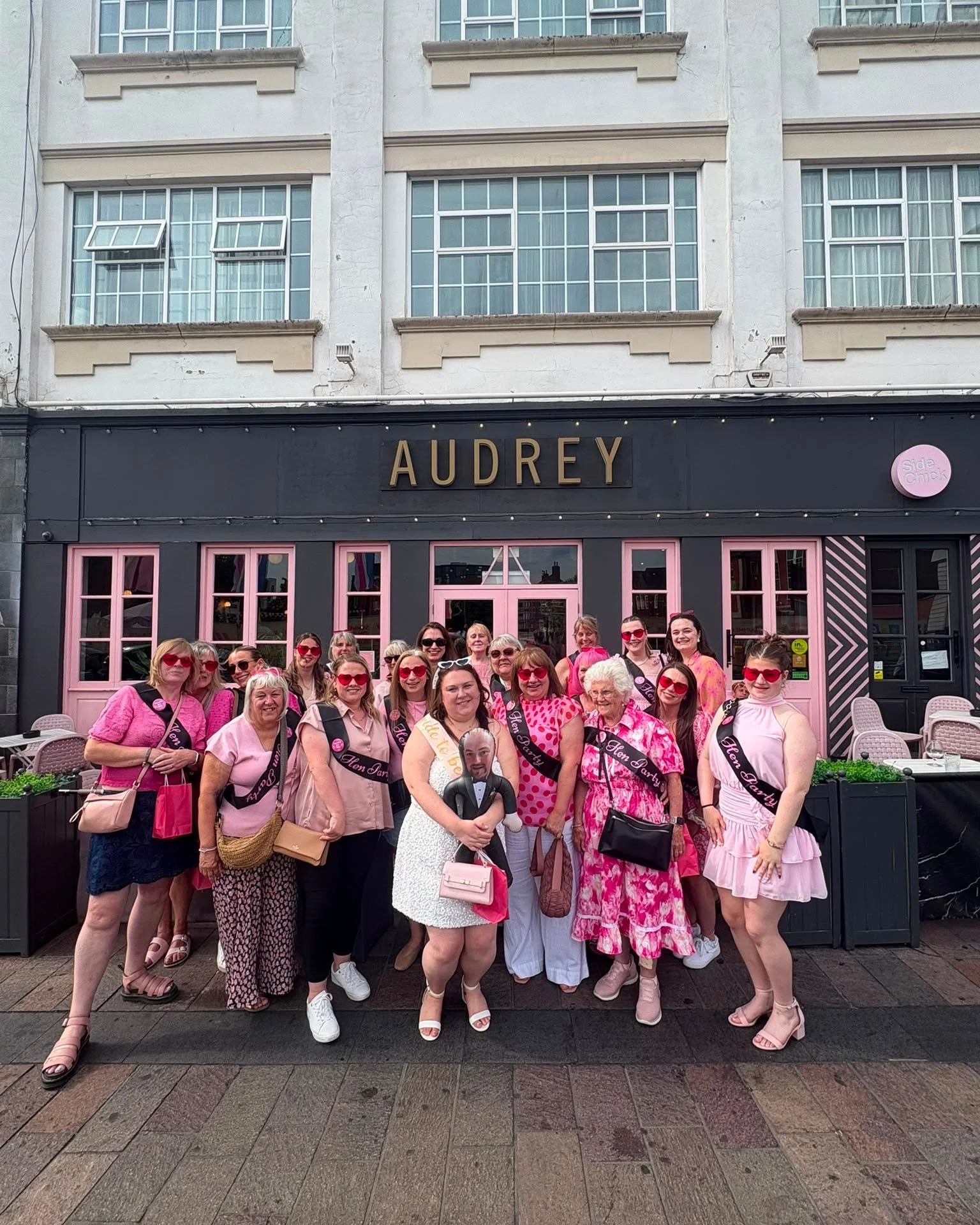 ✨ These ladies got the memo! 🦩 We have a couple tables available for an early lunchtime Bottomless Brunch this Saturday, book in online or email us at info@audreybar.co.uk 🌞  #Audrey #leicester #cocktails #bottomlessbrunch #afternoontea #prosecco #