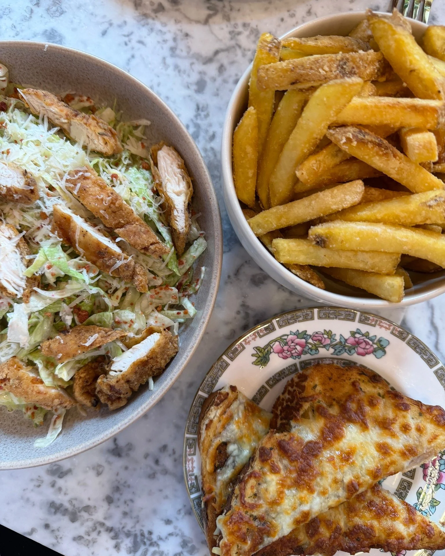 💕 AUDREY FRIDAYS 💕 Friday plans? Sorted. 🍸🍴✨ Start with food, stay for the cocktails&hellip; and somehow end up ordering just one more. 👀💃

🍗 Delicious food
🍹 Audrey cocktails
💕 The perfect girls&rsquo; night
🎶 Friday night vibes

Whether i