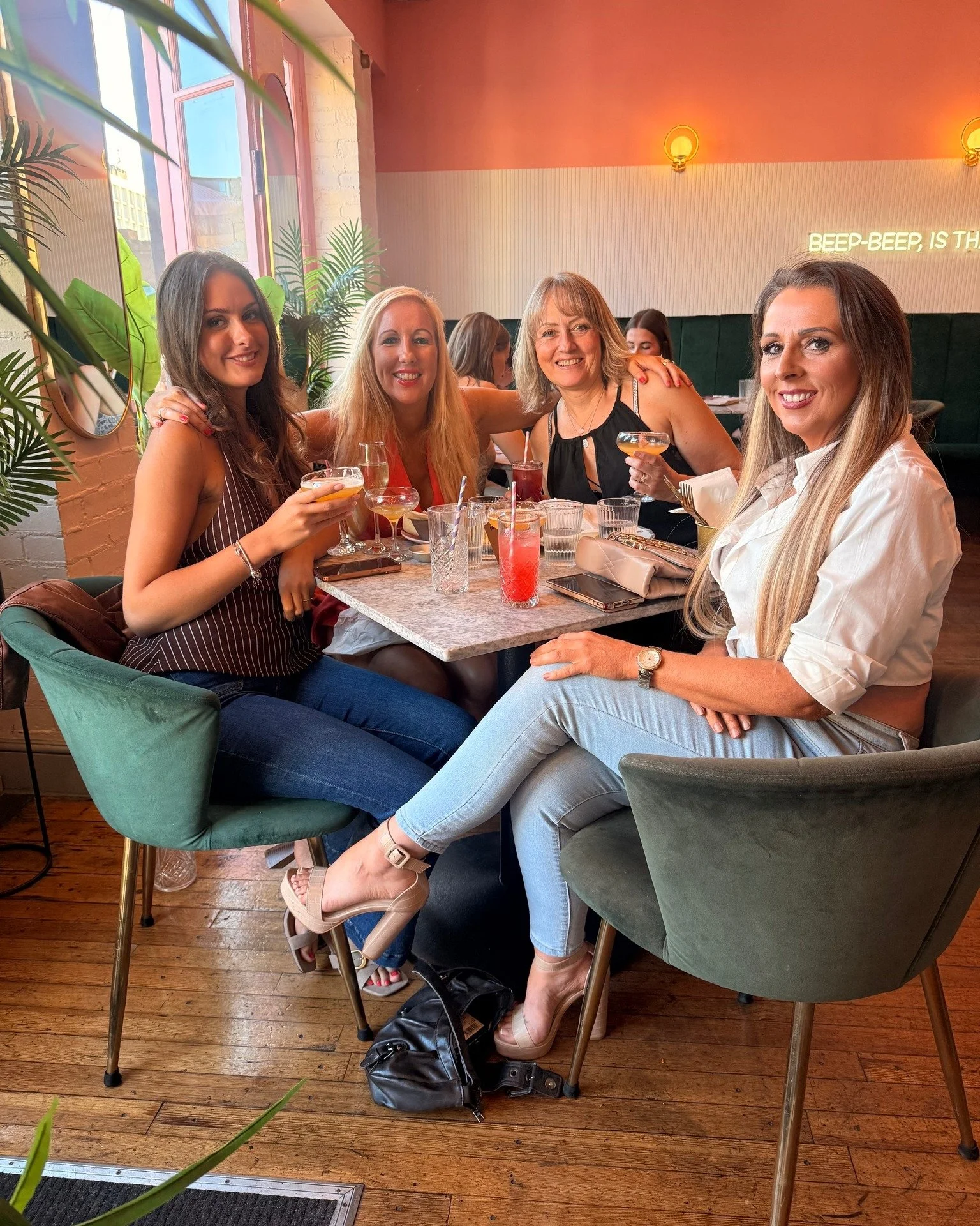 Get the group chat together and make Audrey your Saturday destination 🥂💖 #cocktails #leicester #Audrey #bottomlessbrunch #afternoontea #prosecco
