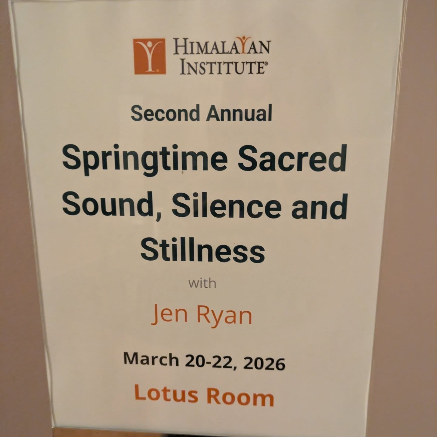 🤍🤍🤍🤍
Grateful to all of the 23 truly magical souls who chose to fill this safe space, laying down their heads, allowing a restful and dreamy state of being for a precious wellness weekend at @himalayan_institute 

It could not have been more ease