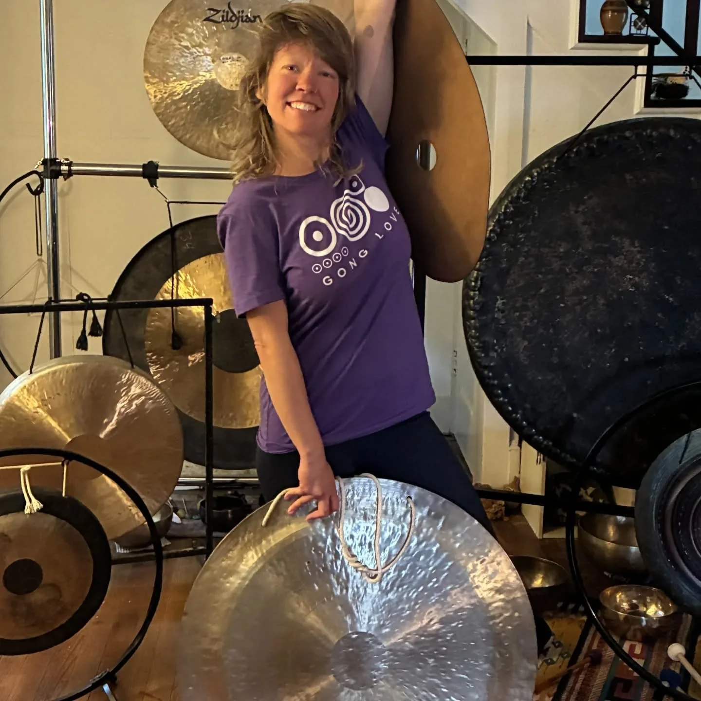 I was today years old when I realized there are 8 gongs in the family 🥲💜 with so many sweet stories from so many fantastic artisanal makers across the globe! (More magical photos to capture the true essence of El Viejo by @shawnacetosounds to come)