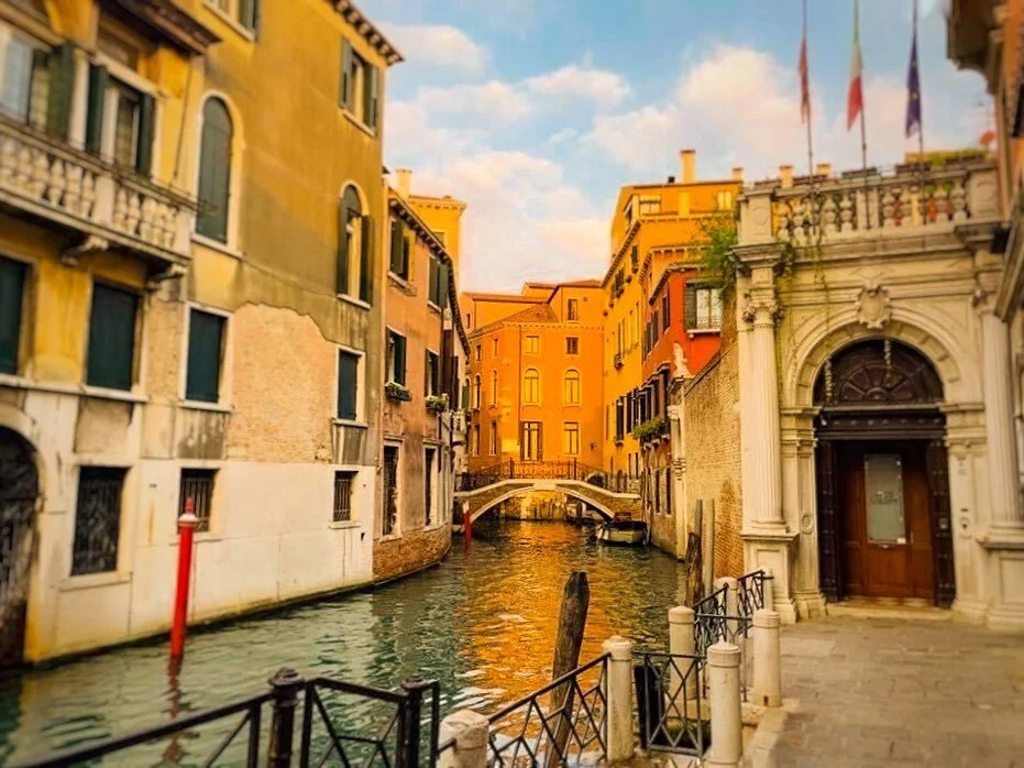 I am going through some photos in the past and I have over looked some good ones.  Early autumn morning in Venice is enough to wake the senses.  #venice #italy #morninginvenice🇮🇹 #travelslarge #sunrise