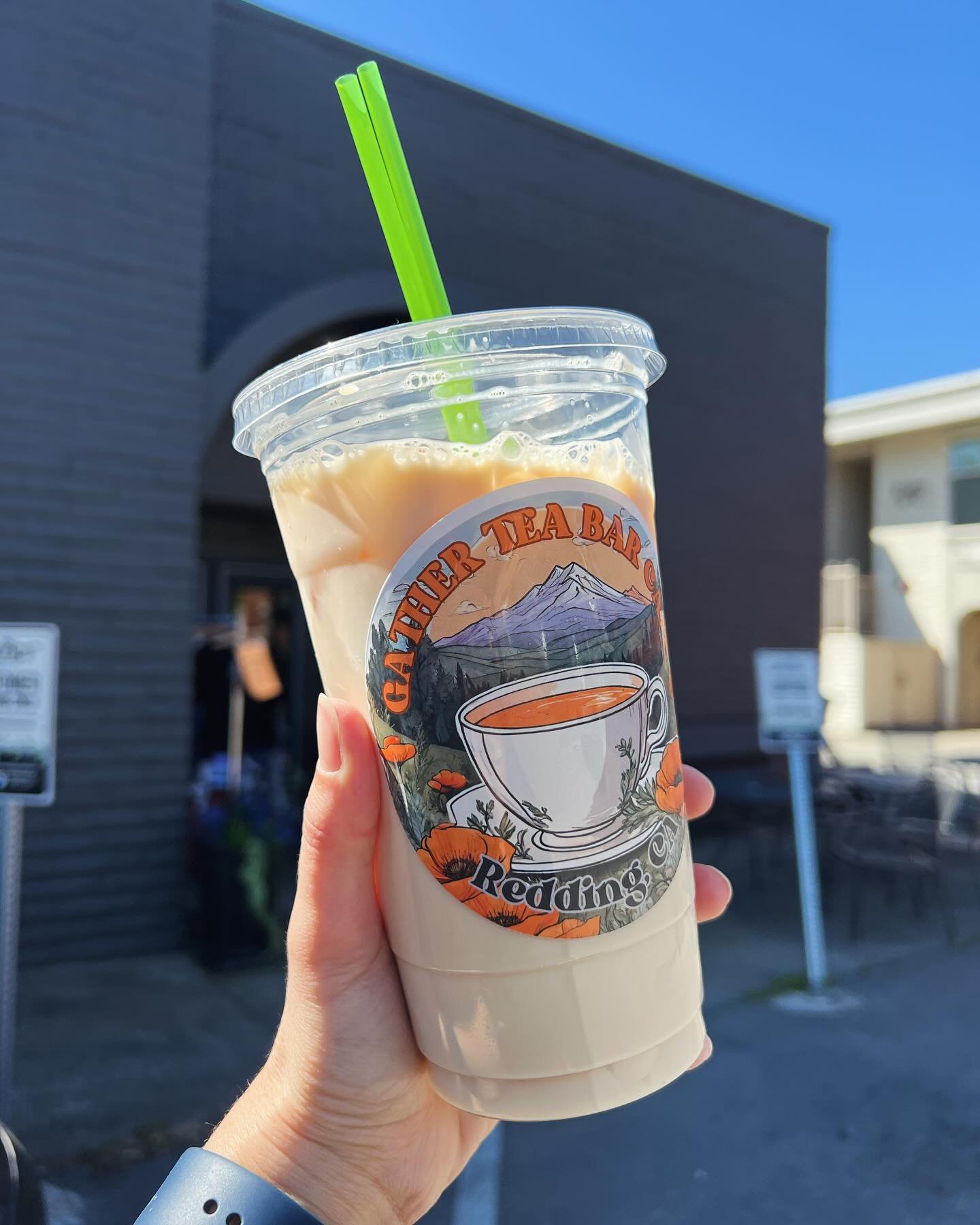 Chill out with our English Breakfast Tea Vanilla Iced Latte ☕️🧊 at Gather Tea Bar Caf&eacute;! Made with organic loose leaf tea, creamy milk, and a hint of vanilla, it&rsquo;s your perfect pick-me-up. Iced, creamy, and utterly delicious! 🌿✨ #Gather