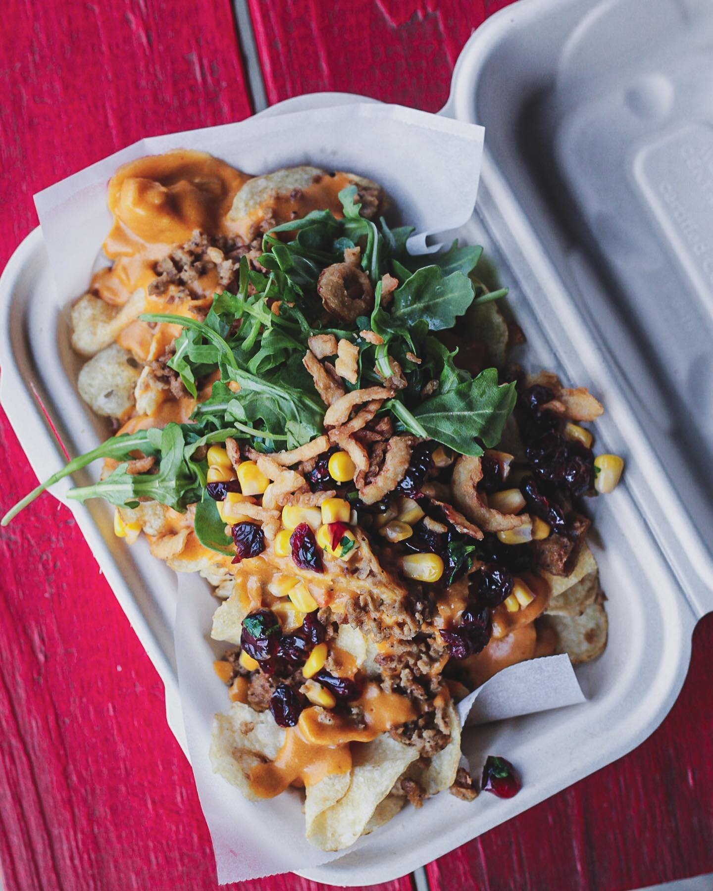 HAPPY FRIDAY. 
It&rsquo;s deli special time 🚨
It&rsquo;s leftover time amirite?? THANKSGIVING PUB NACHOS ACTIVATE 
Kettle chips topped with spiced pumpkin queso, ground trky, dressed arugula, corn and cranberry relish and lots of crispy onions 🫠🫠?