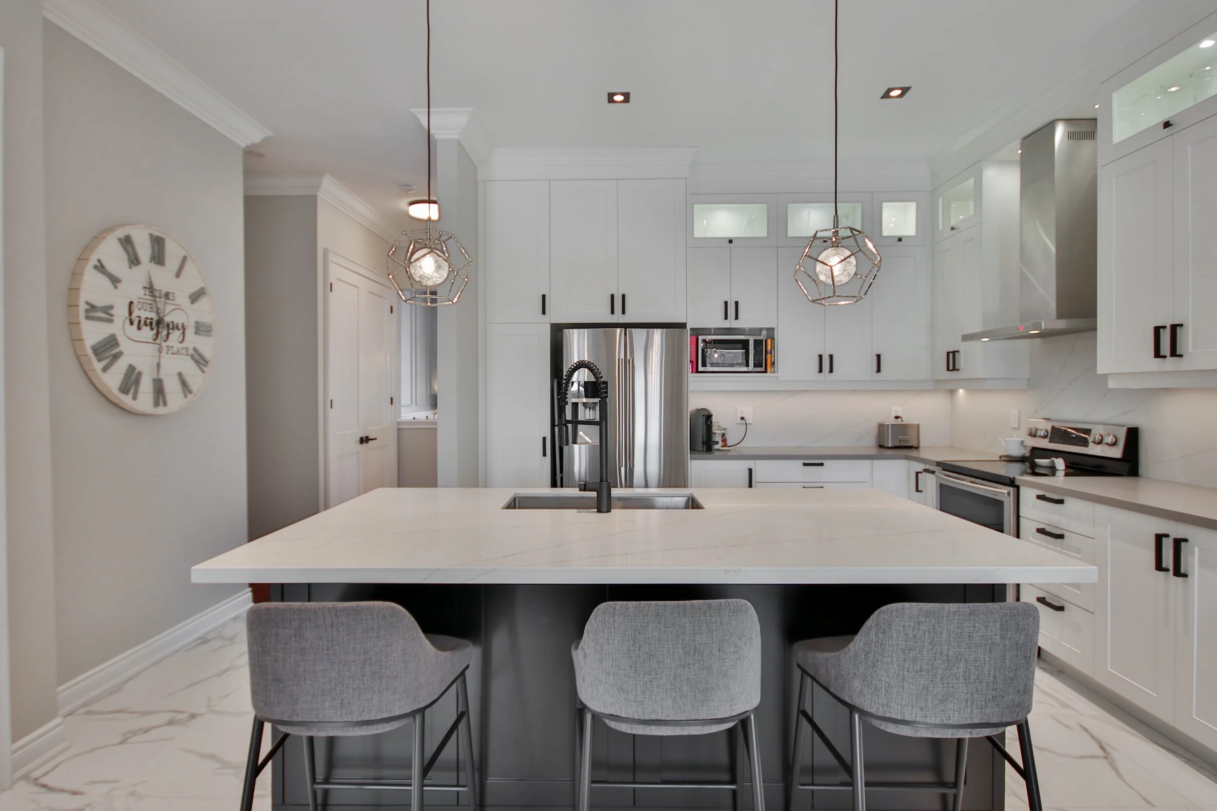 armoire_de_cuisine_blanche_shaker_rive-nord_rosemere.jpg