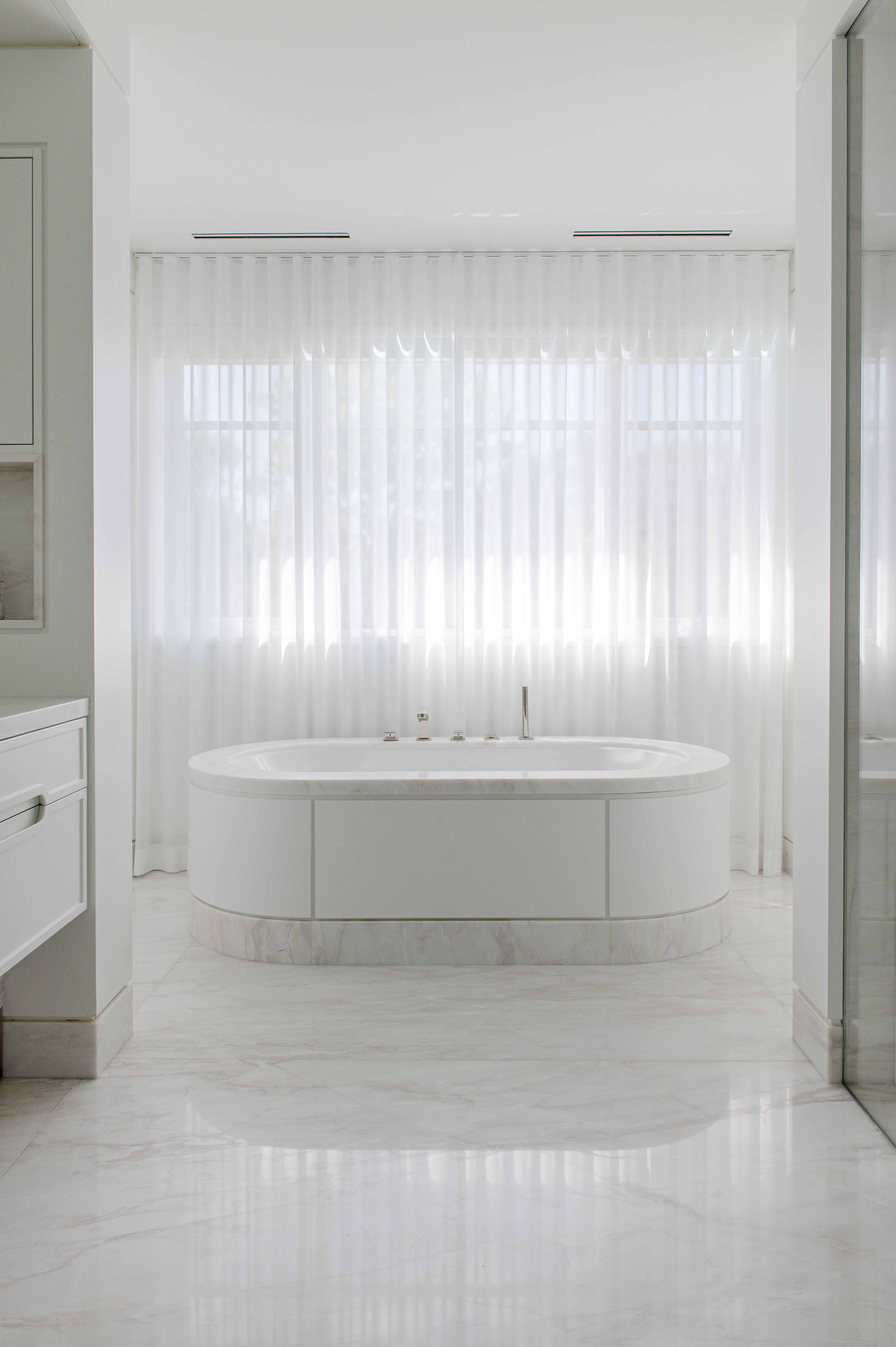 59_PrimaryEnsuite_Tub.jpg